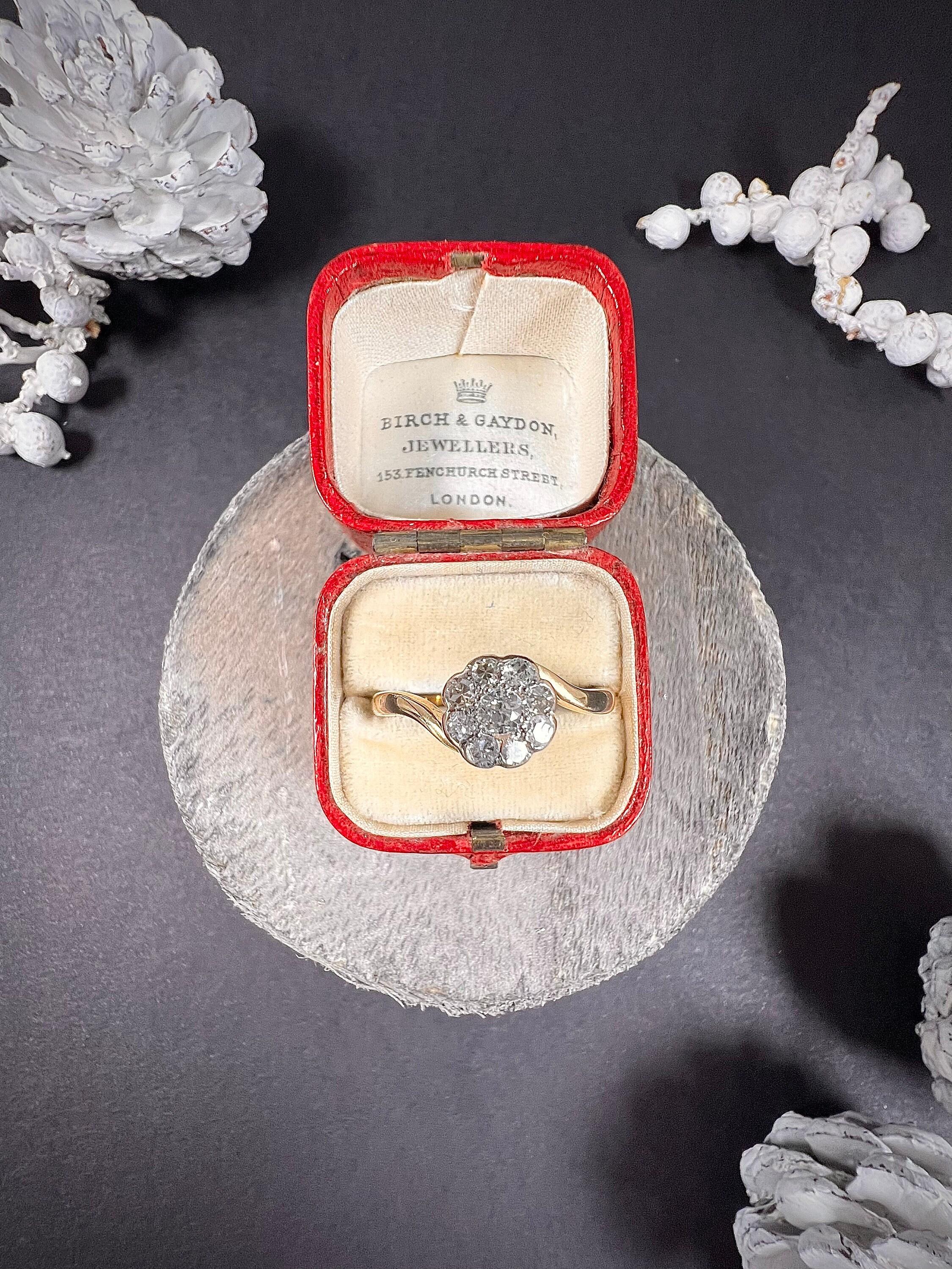 Antique 18ct Gold & Platinum Stamped, Edwardian Diamond Daisy Ring For Sale 4