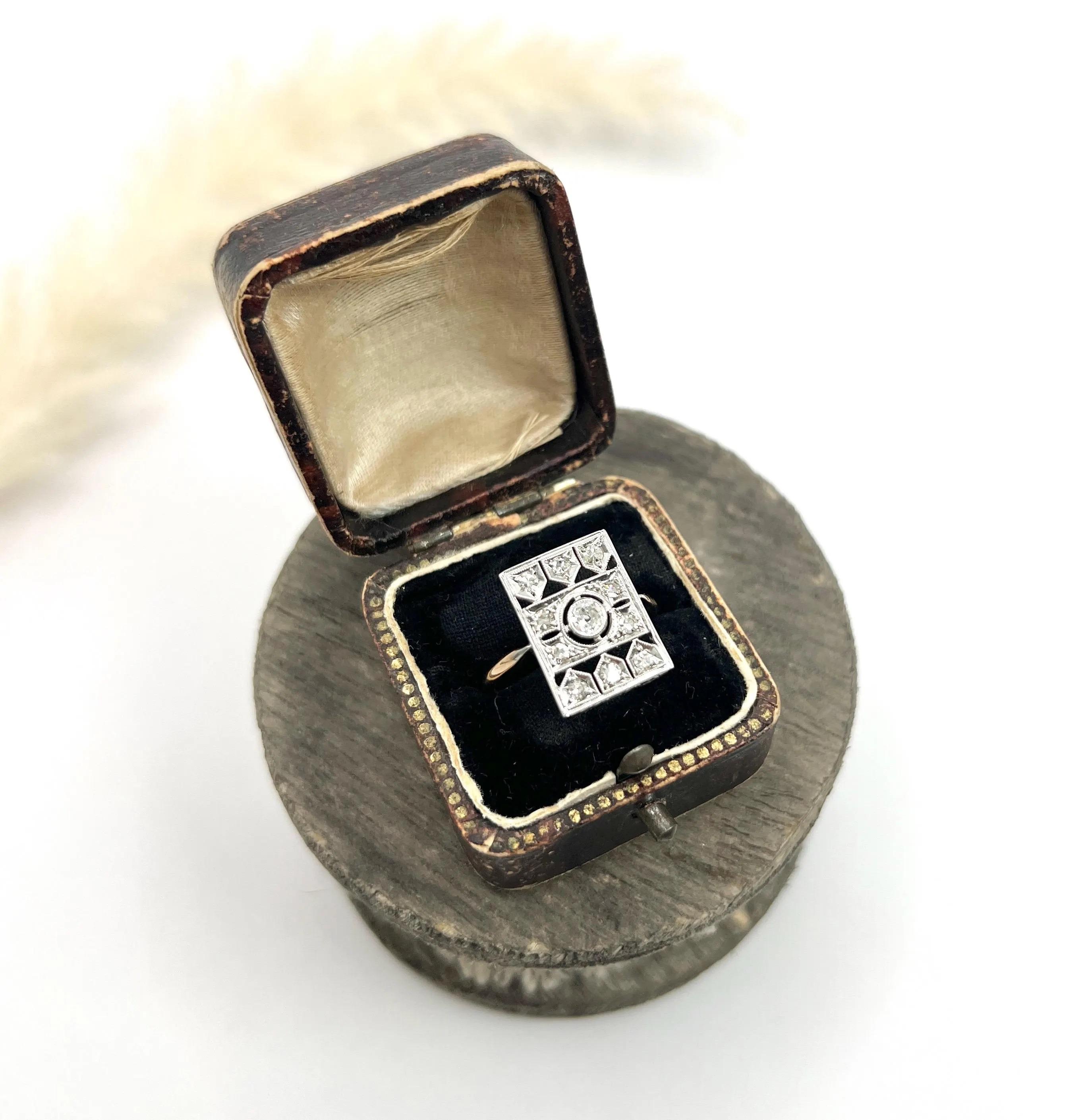 Bague d'antiquités diamant

Or 18ct et platine

Circa 1910

Remontez le temps avec cette exquise bague en or 18ct et platine de l'époque Eleg, une pièce époustouflante qui capture l'élégance et l'art de son époque. Cette bague présente un design