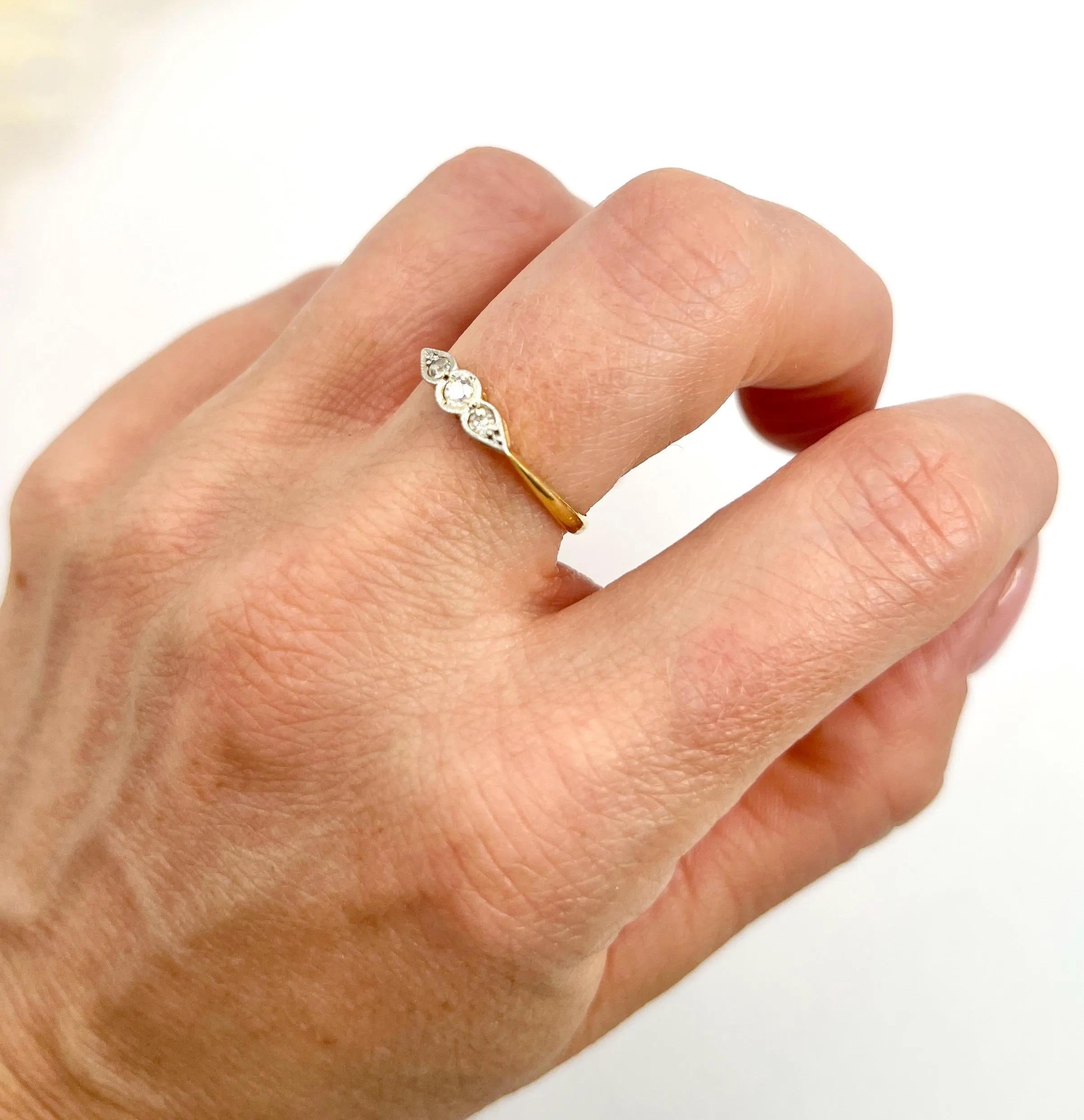 Antique 18ct Gold & Platinum Stamped, Edwardian era Diamond Three Stone Ring In Good Condition In Brighton, GB