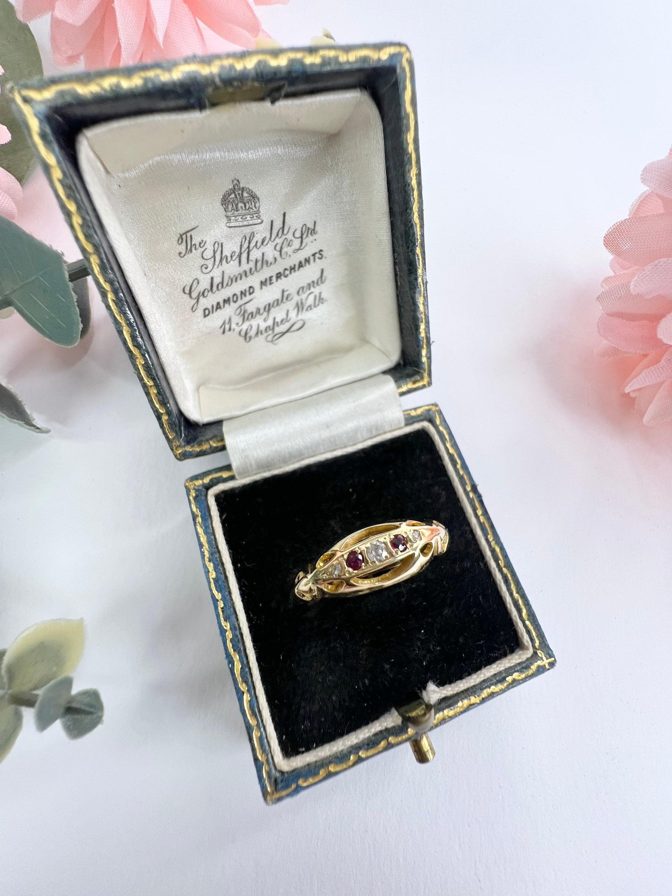 Antique 18ct Gold Ruby & Diamond Boat Shaped Ring Hallmarked Birmingham 1920 In Good Condition In Brighton, GB
