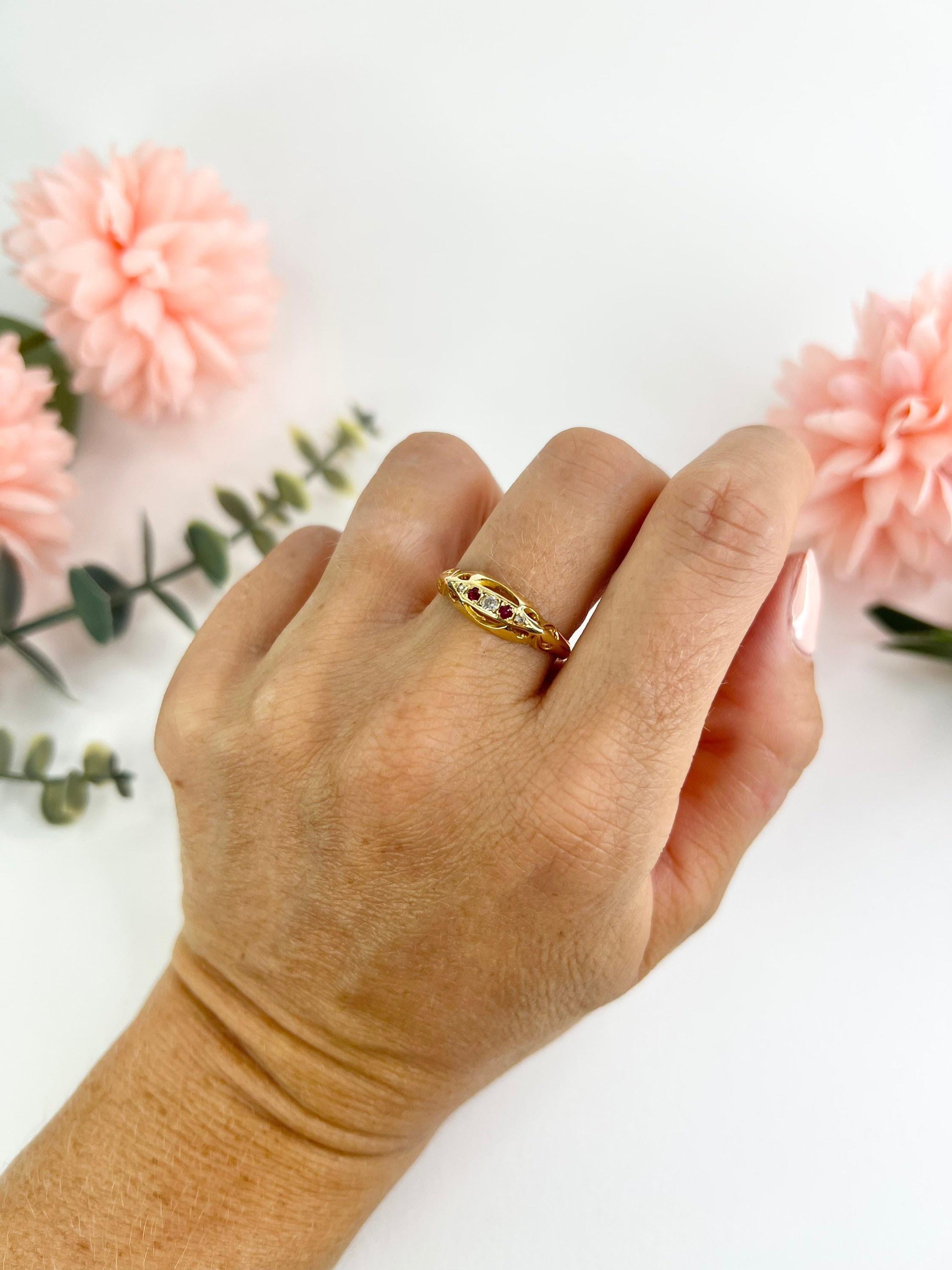 Anillo antiguo de oro de 18 ct con forma de barco de rubíes y diamantes Hallmarked Birmingham 1920 en venta 4