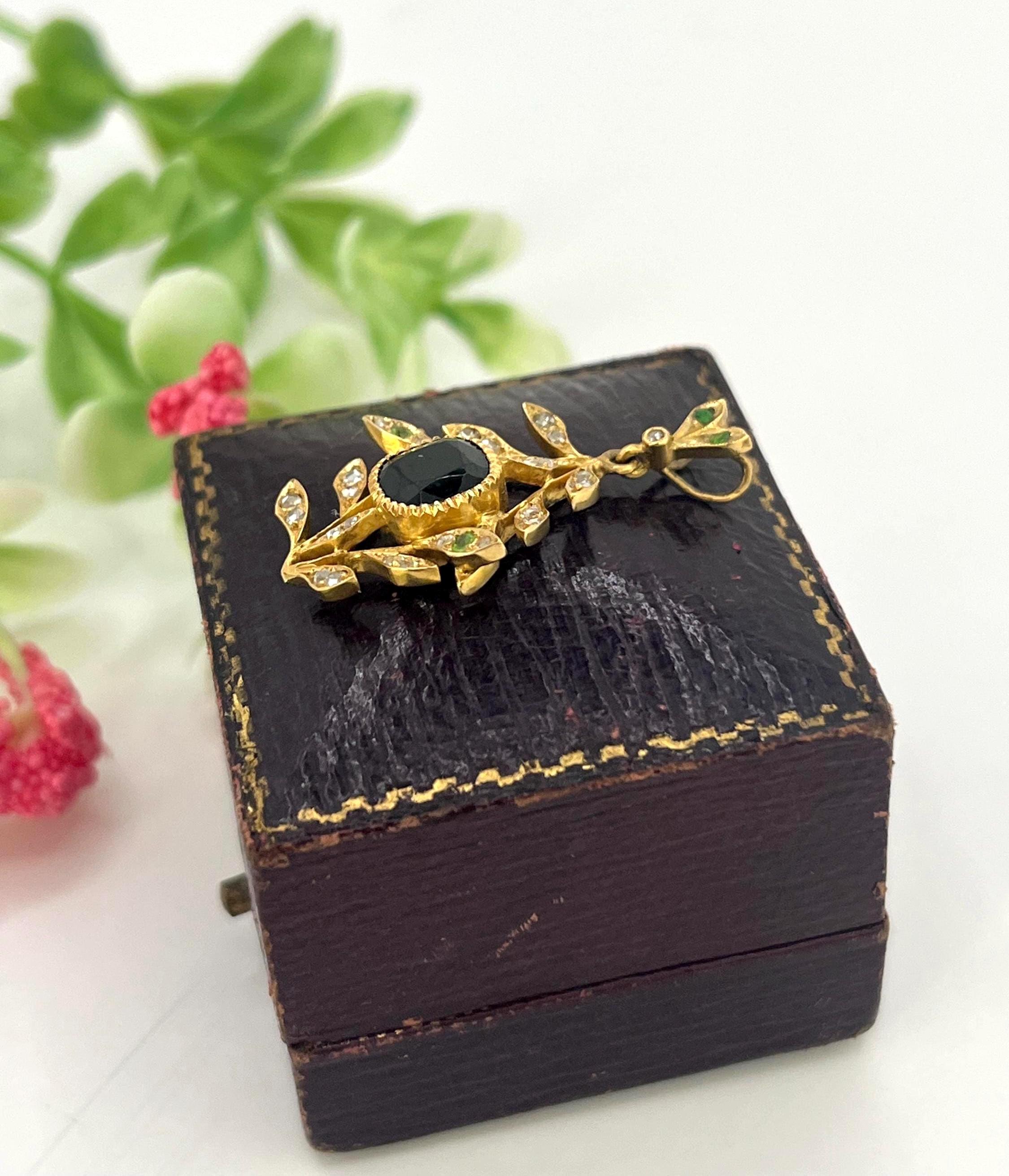 Pendentif ancien en or 18ct, saphir, diamant et grenat démantoïde, Circa 1880 en vente 5