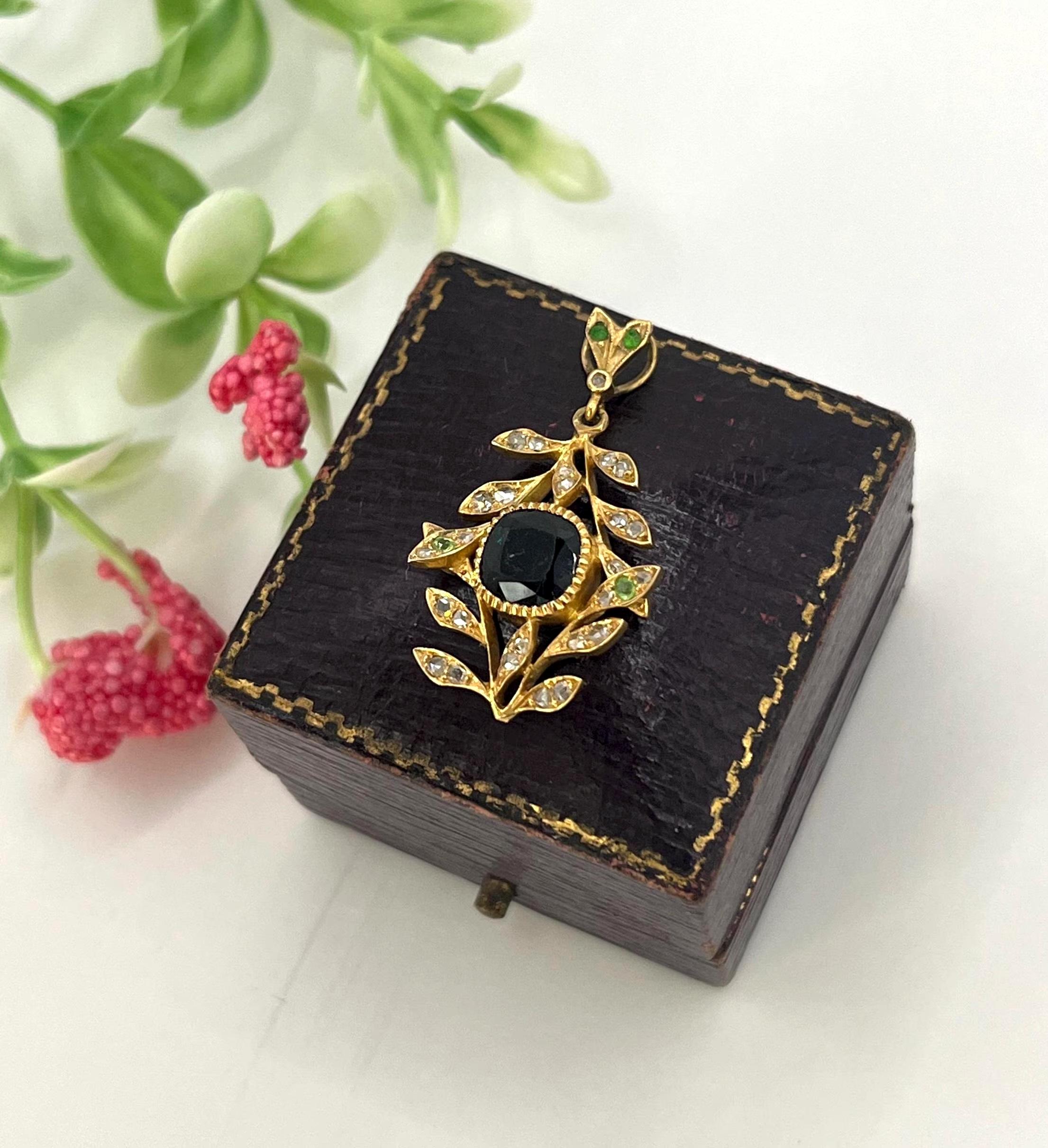 Pendentif ancien en or 18ct, saphir, diamant et grenat démantoïde, Circa 1880 en vente 7