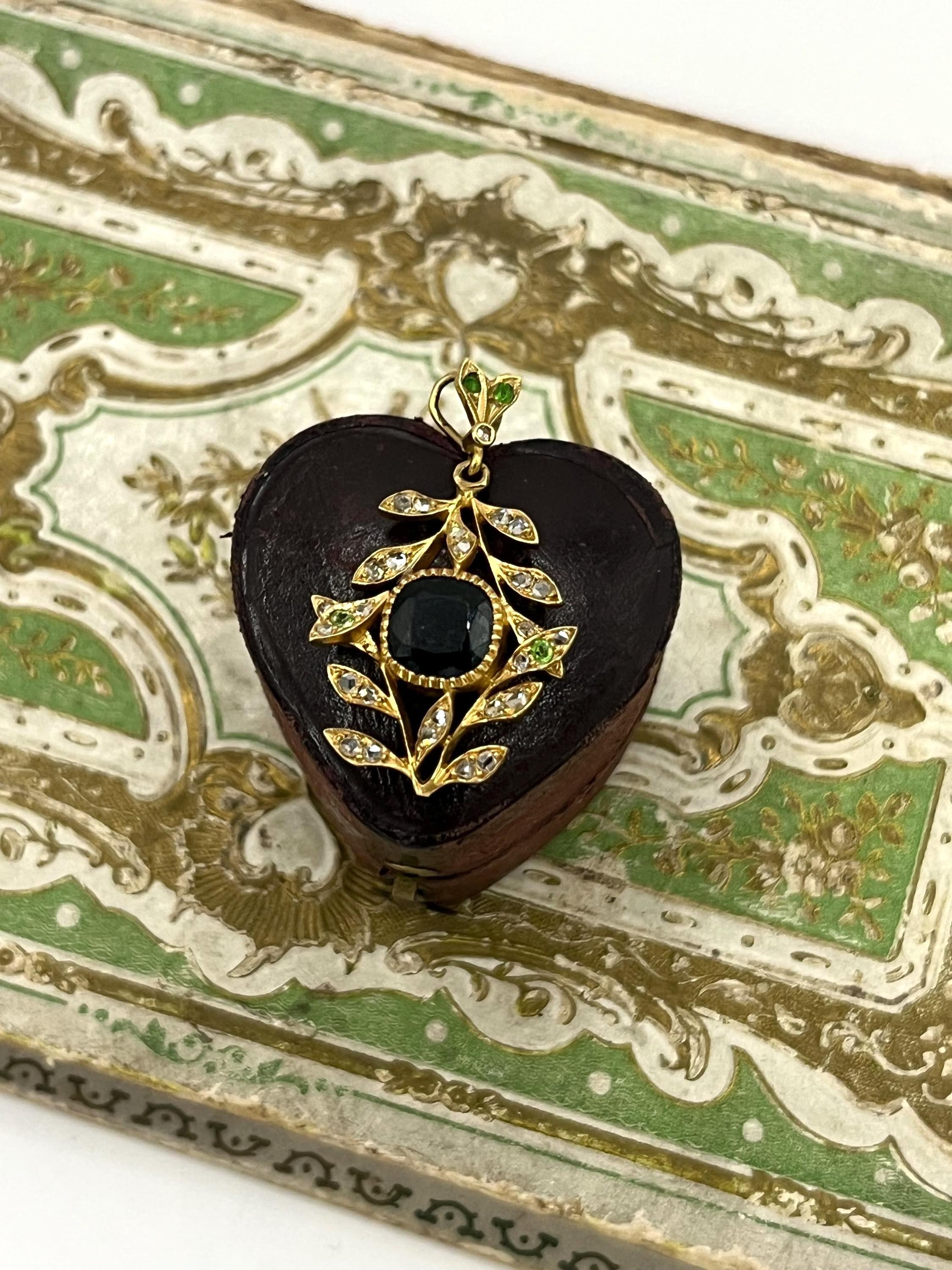 Saphir ancien  Pendentif 

Or 18ct testé 

Circa 1880

* La chaîne est vendue séparément

Pendentif de la fin de l'époque victorienne en or jaune 18ct, centré sur un saphir, encadré d'un cercle de feuillage orné. Le modèle comprend quatre grenats