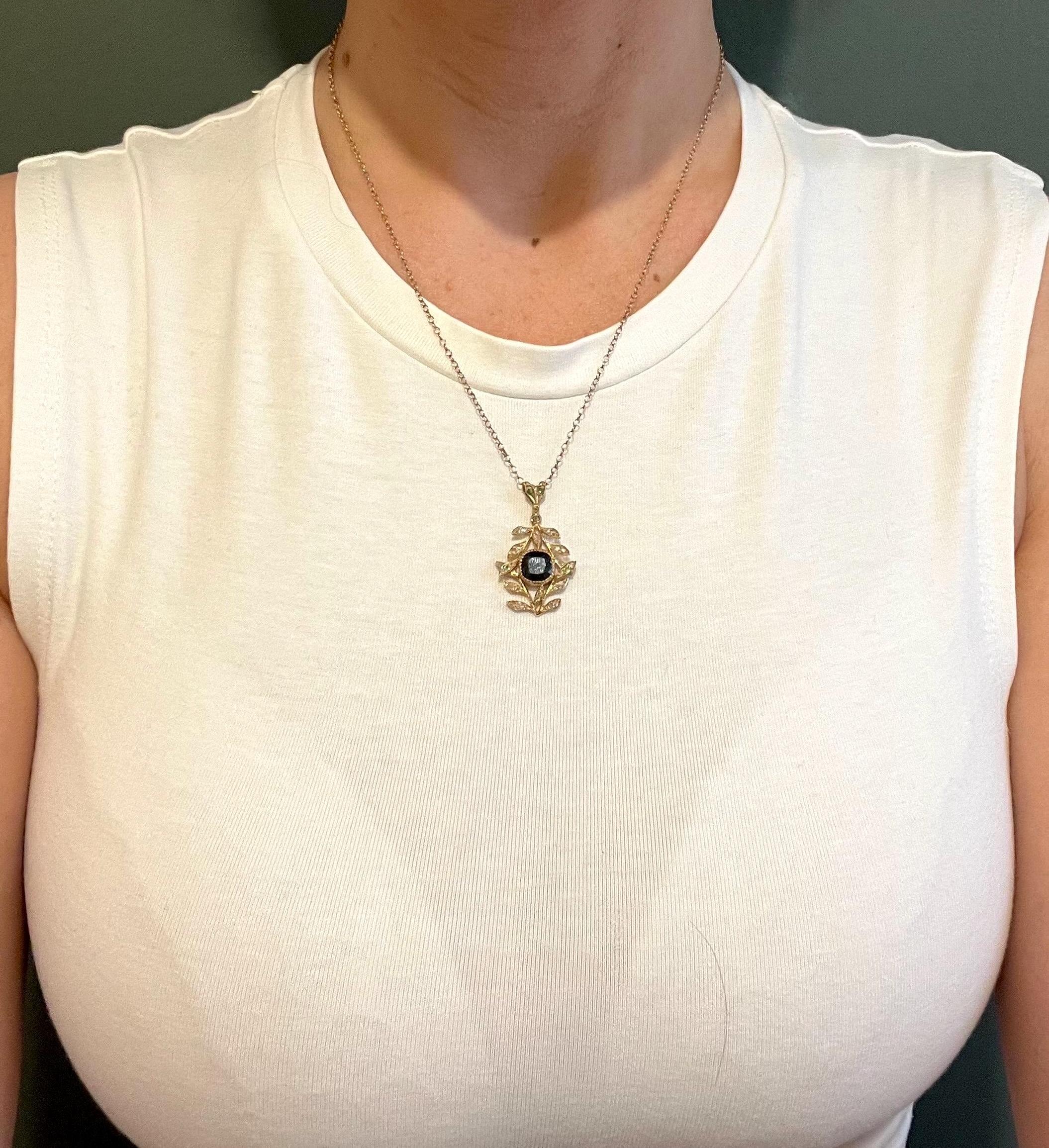 Taille ovale Pendentif ancien en or 18ct, saphir, diamant et grenat démantoïde, Circa 1880 en vente