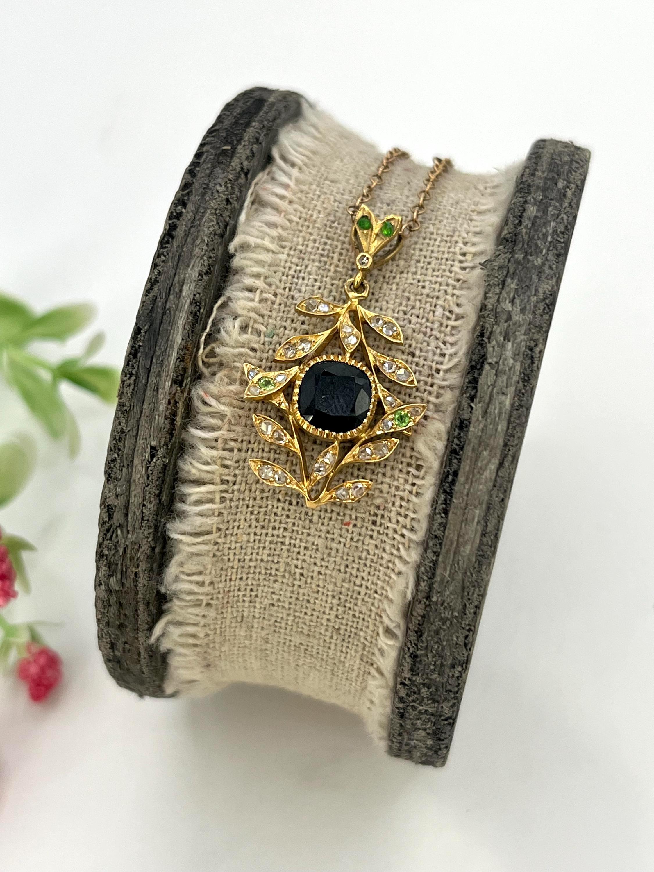 Pendentif ancien en or 18ct, saphir, diamant et grenat démantoïde, Circa 1880 Unisexe en vente