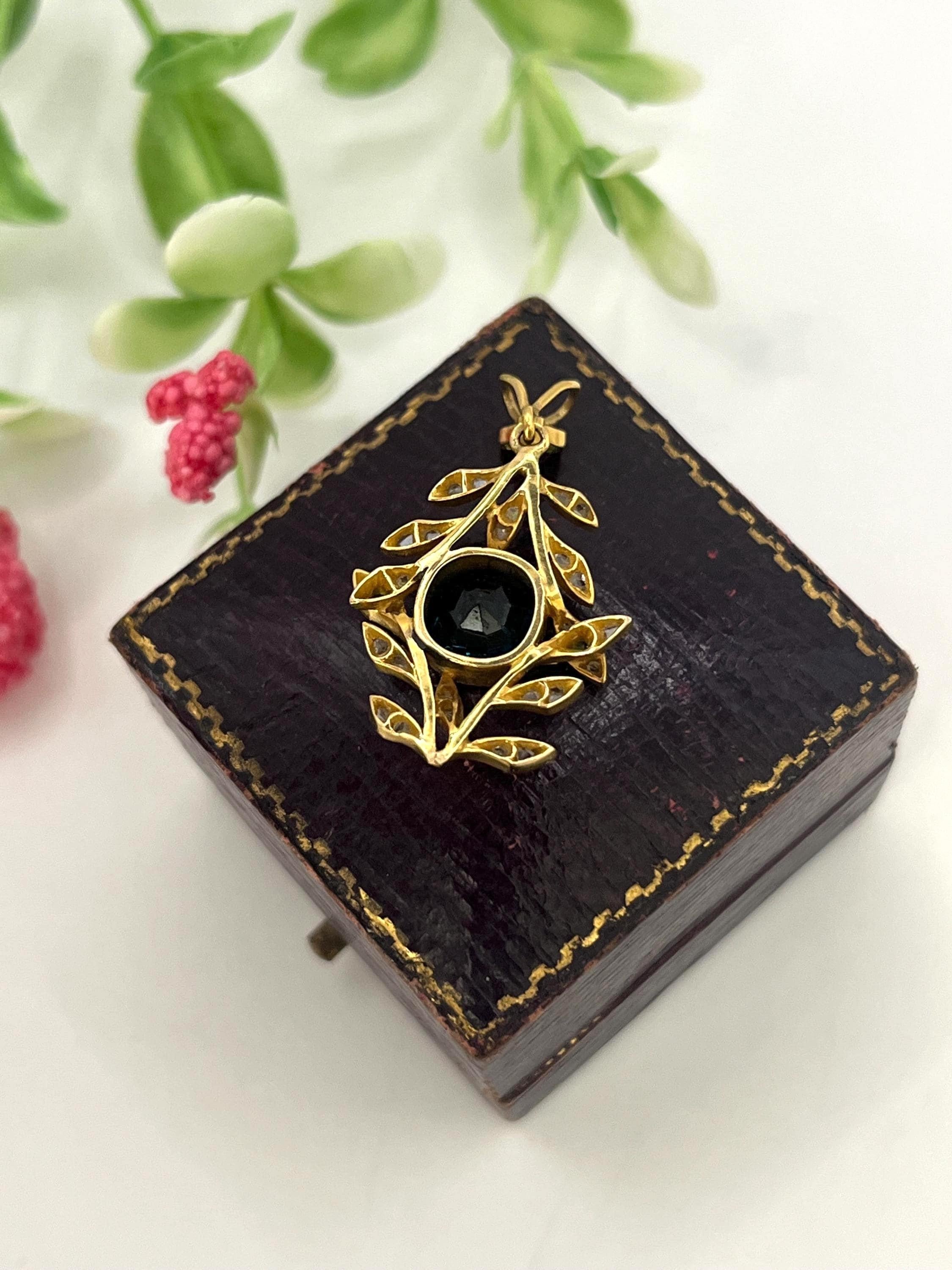 Pendentif ancien en or 18ct, saphir, diamant et grenat démantoïde, Circa 1880 en vente 1