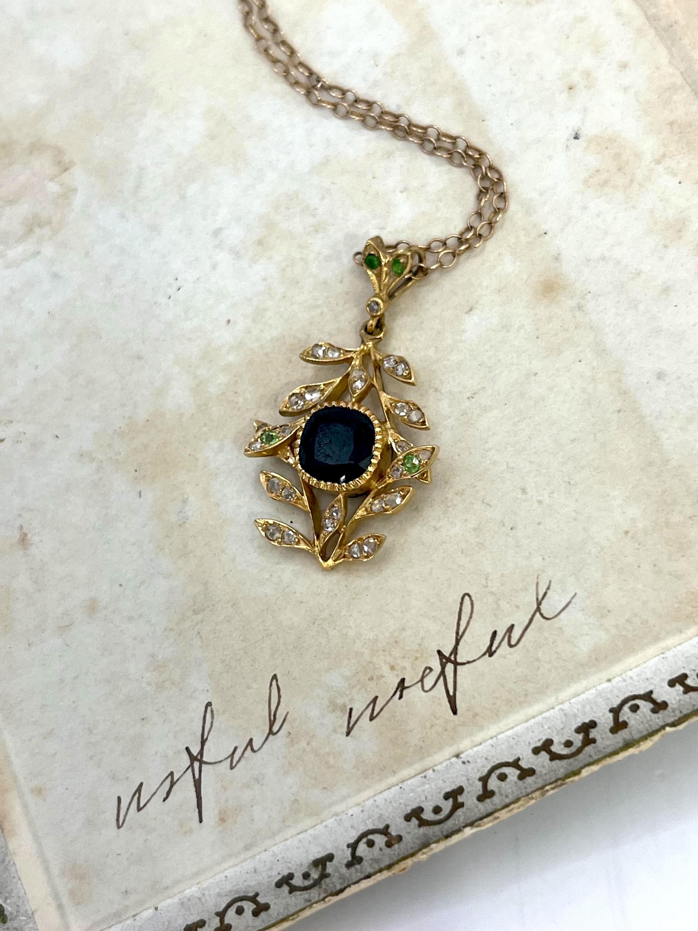 Pendentif ancien en or 18ct, saphir, diamant et grenat démantoïde, Circa 1880 en vente 2