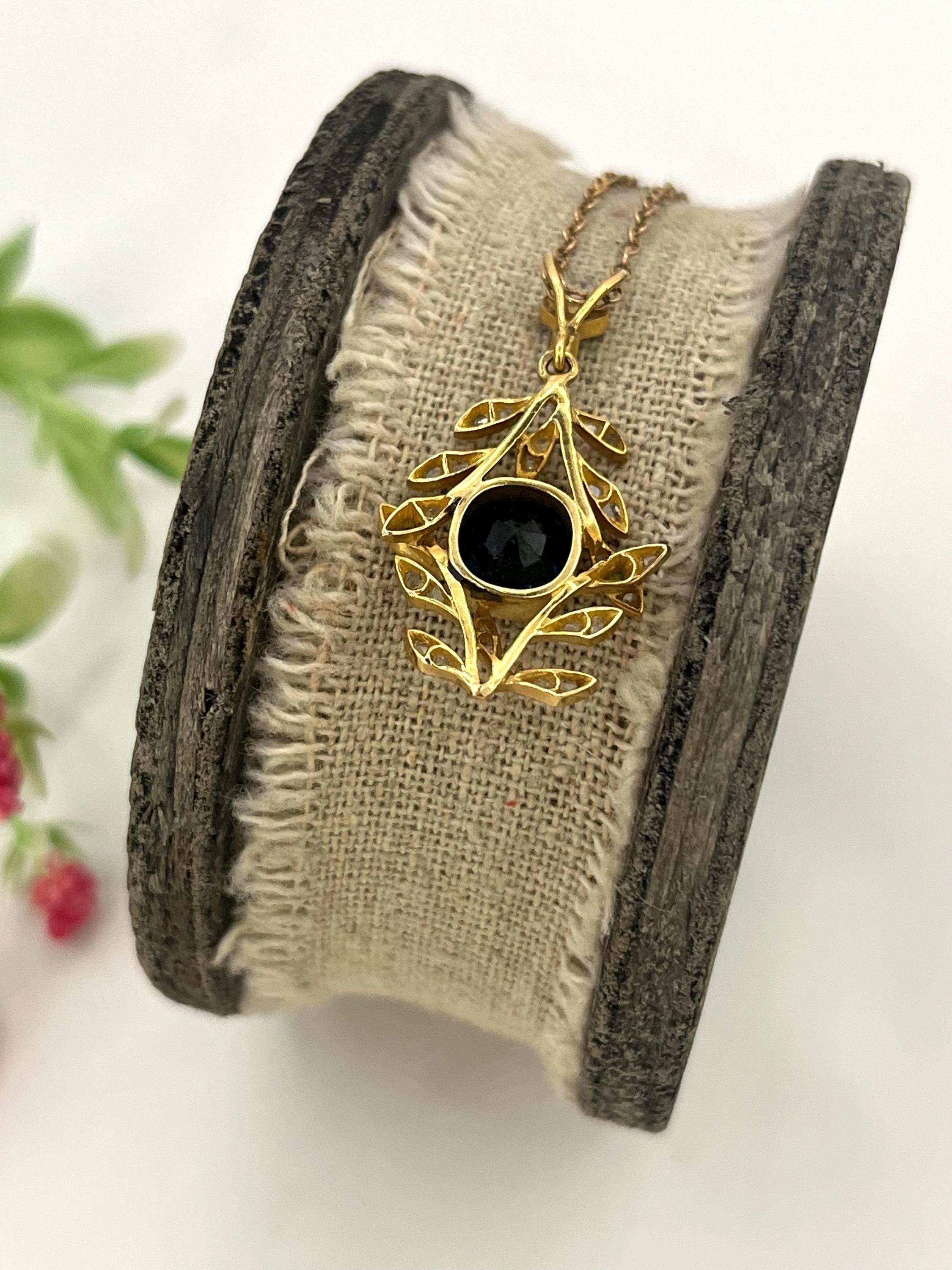 Pendentif ancien en or 18ct, saphir, diamant et grenat démantoïde, Circa 1880 en vente 3