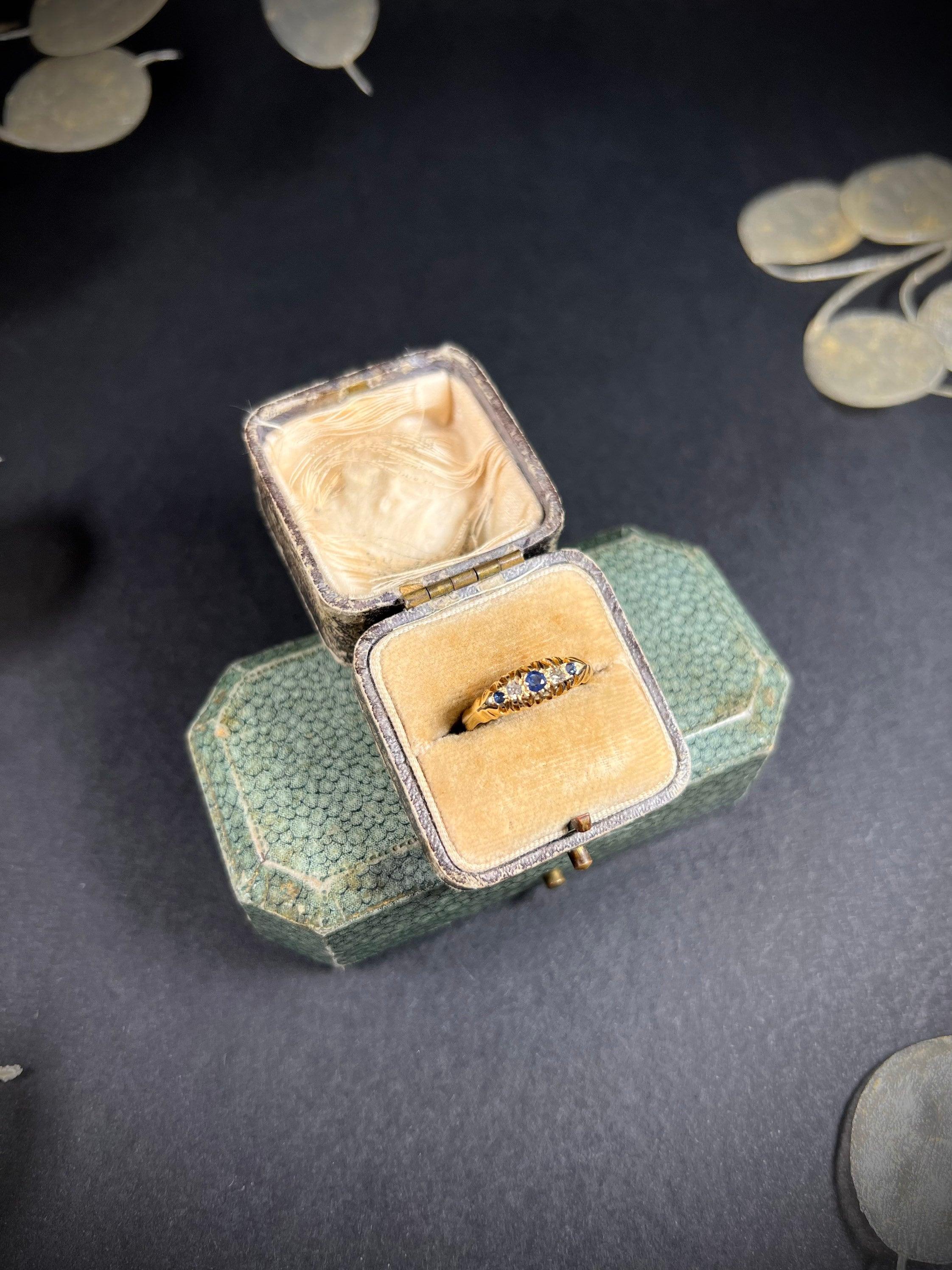 Bague ancienne en or 18 carats, saphir et diamants en vente 4