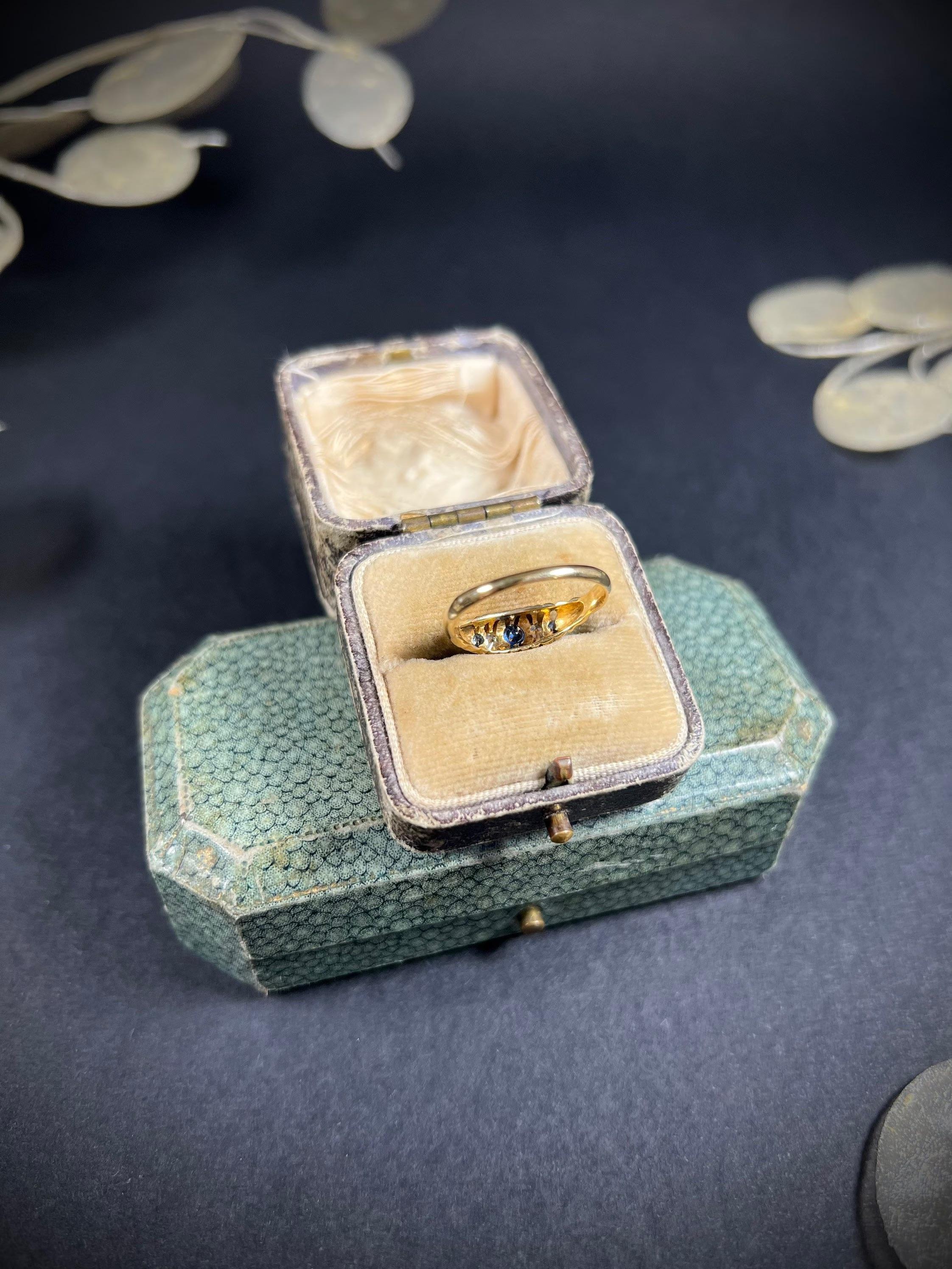 Antiker Ring mit fünf Steinen aus 18 Karat Gold mit Saphiren und Diamanten im Angebot 5