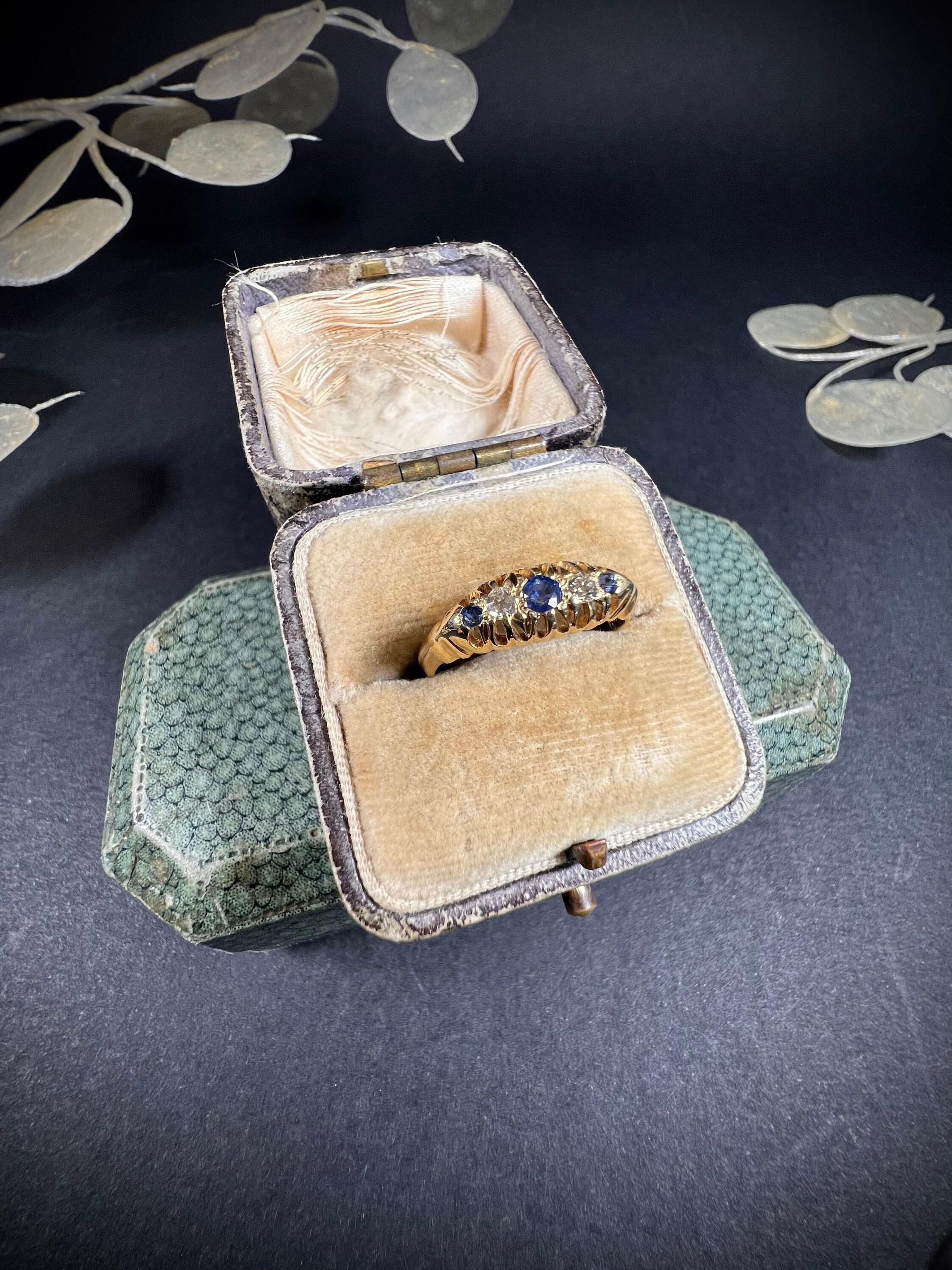 Antiker Zigeuner Ring 

18-Karat-Gold 

Gepunzt: Birmingham 1920

Schöner, kleiner antiker Zigeunerring. Abwechselnd mit natürlichen Saphiren und Diamanten besetzt. Montiert in schönem 18-karätigem Gold, mit voller Punzierung. 

Die Höhe des Rings