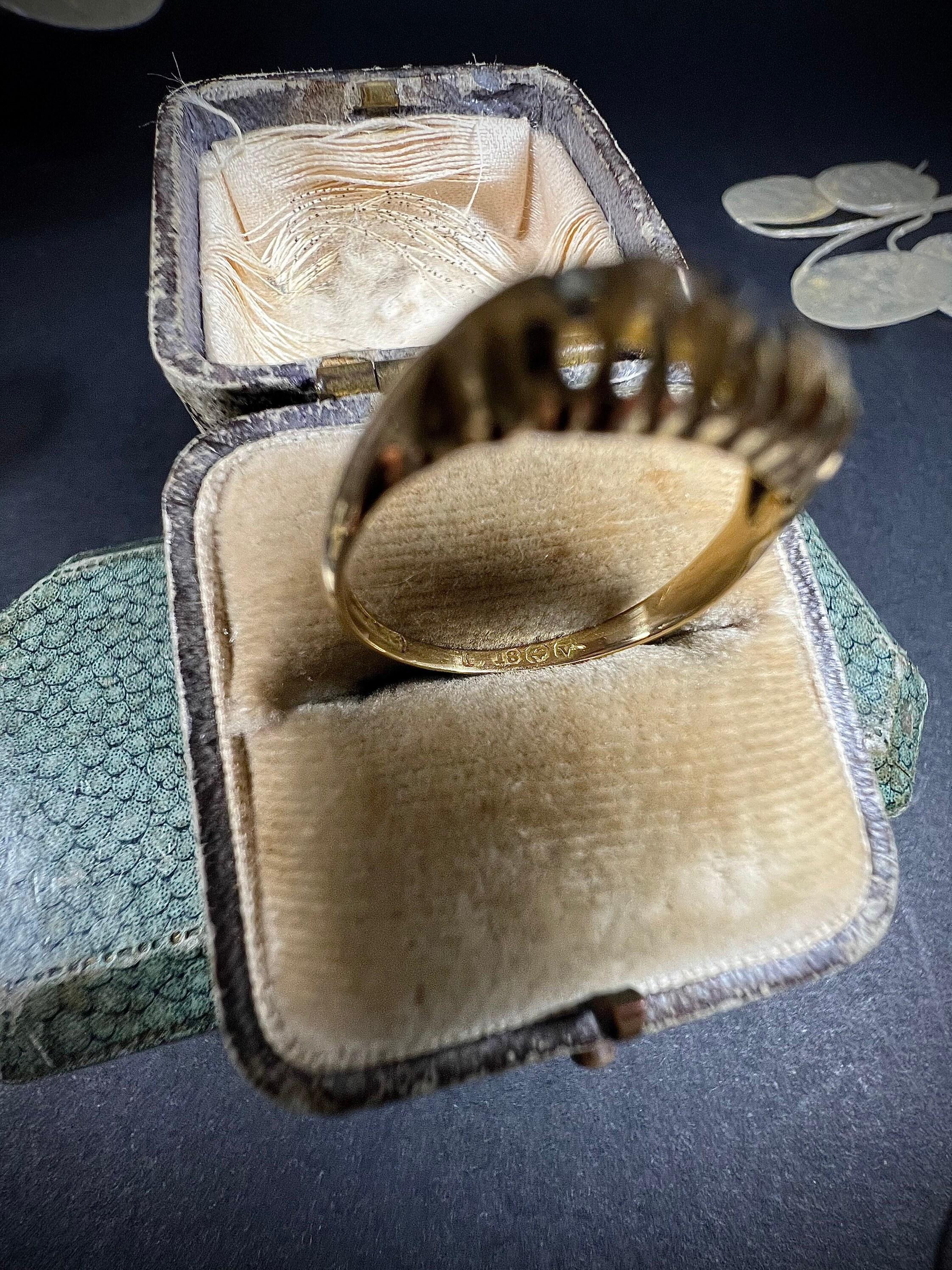 Taille ronde Bague ancienne en or 18 carats, saphir et diamants en vente