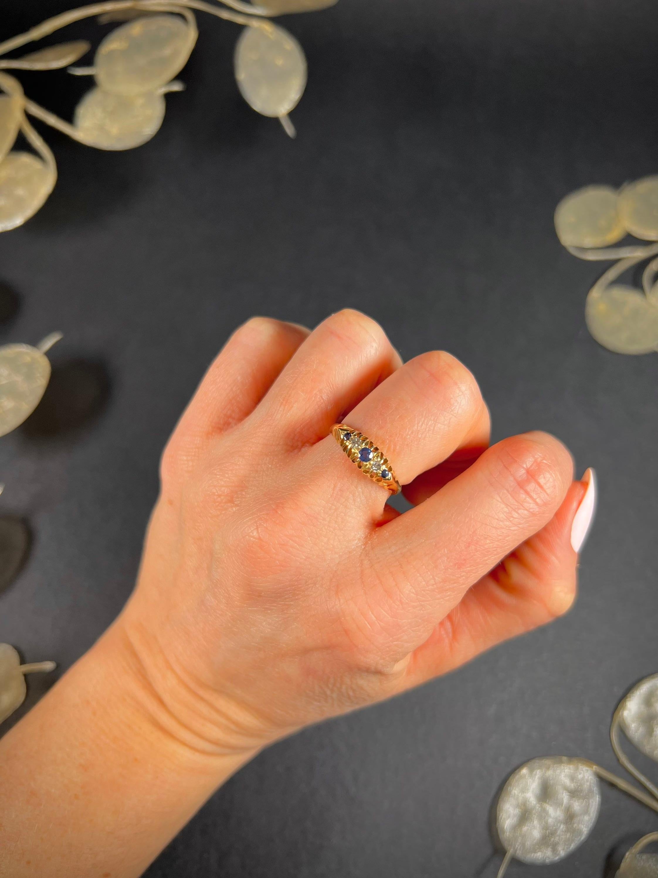 Antiker Ring mit fünf Steinen aus 18 Karat Gold mit Saphiren und Diamanten im Zustand „Gut“ im Angebot in Brighton, GB