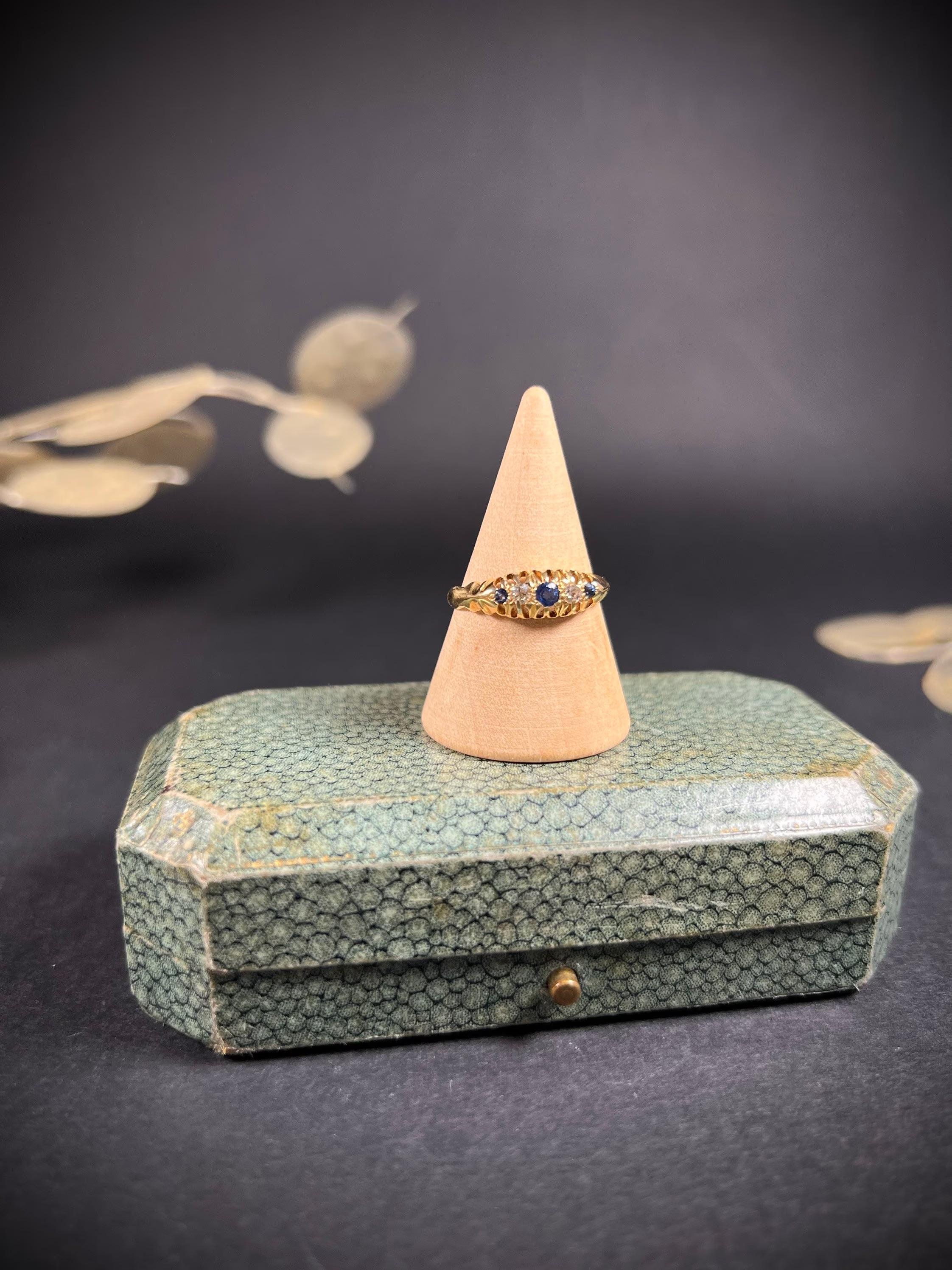 Antiker Ring mit fünf Steinen aus 18 Karat Gold mit Saphiren und Diamanten für Damen oder Herren im Angebot