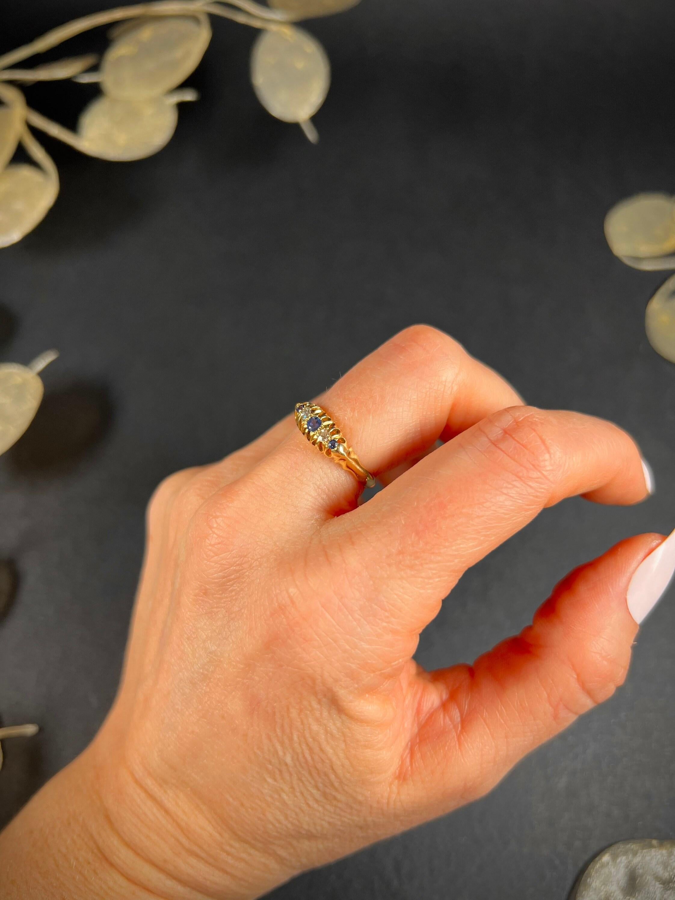 Antiker Ring mit fünf Steinen aus 18 Karat Gold mit Saphiren und Diamanten im Angebot 1