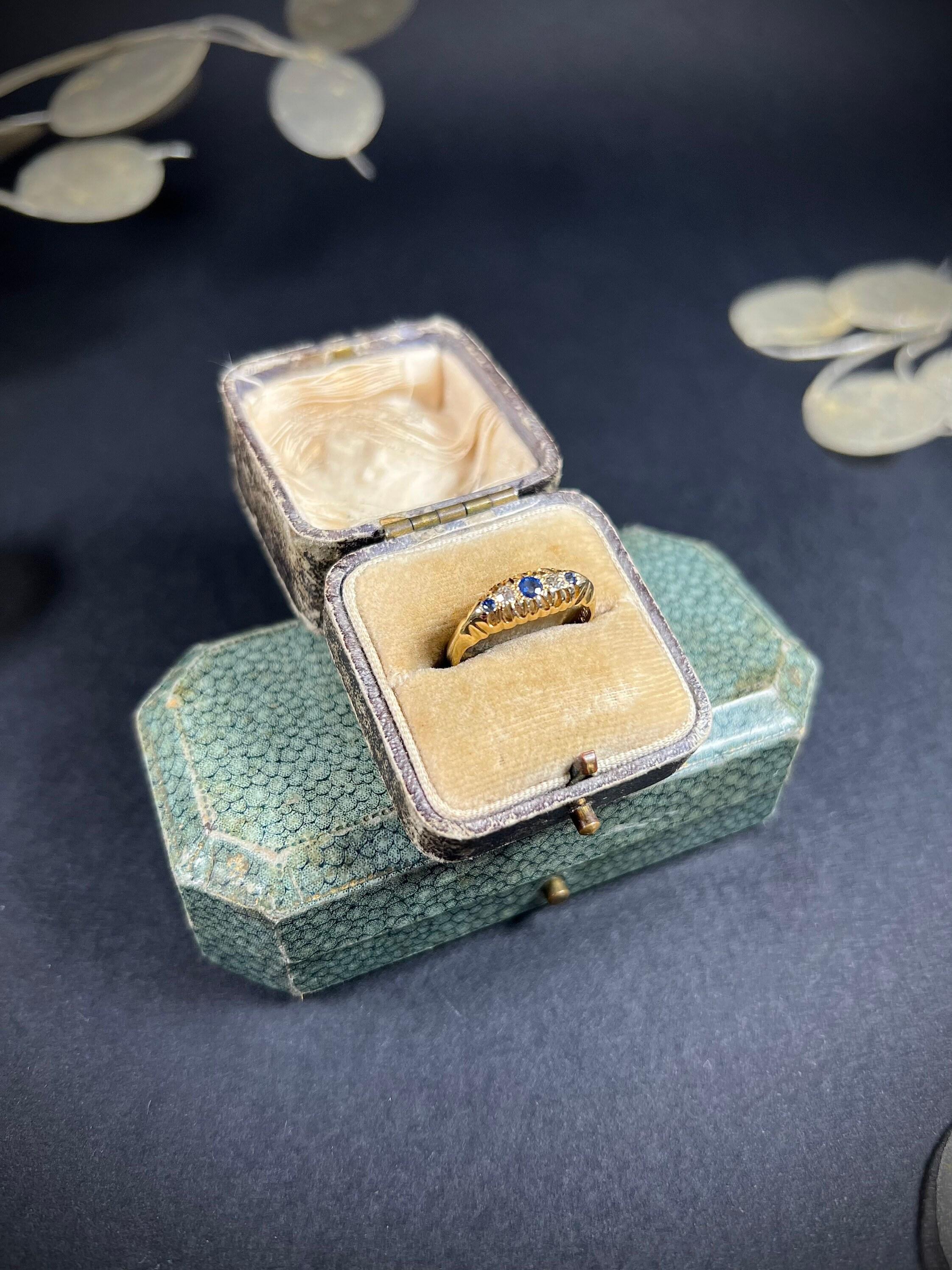 Bague ancienne en or 18 carats, saphir et diamants en vente 2