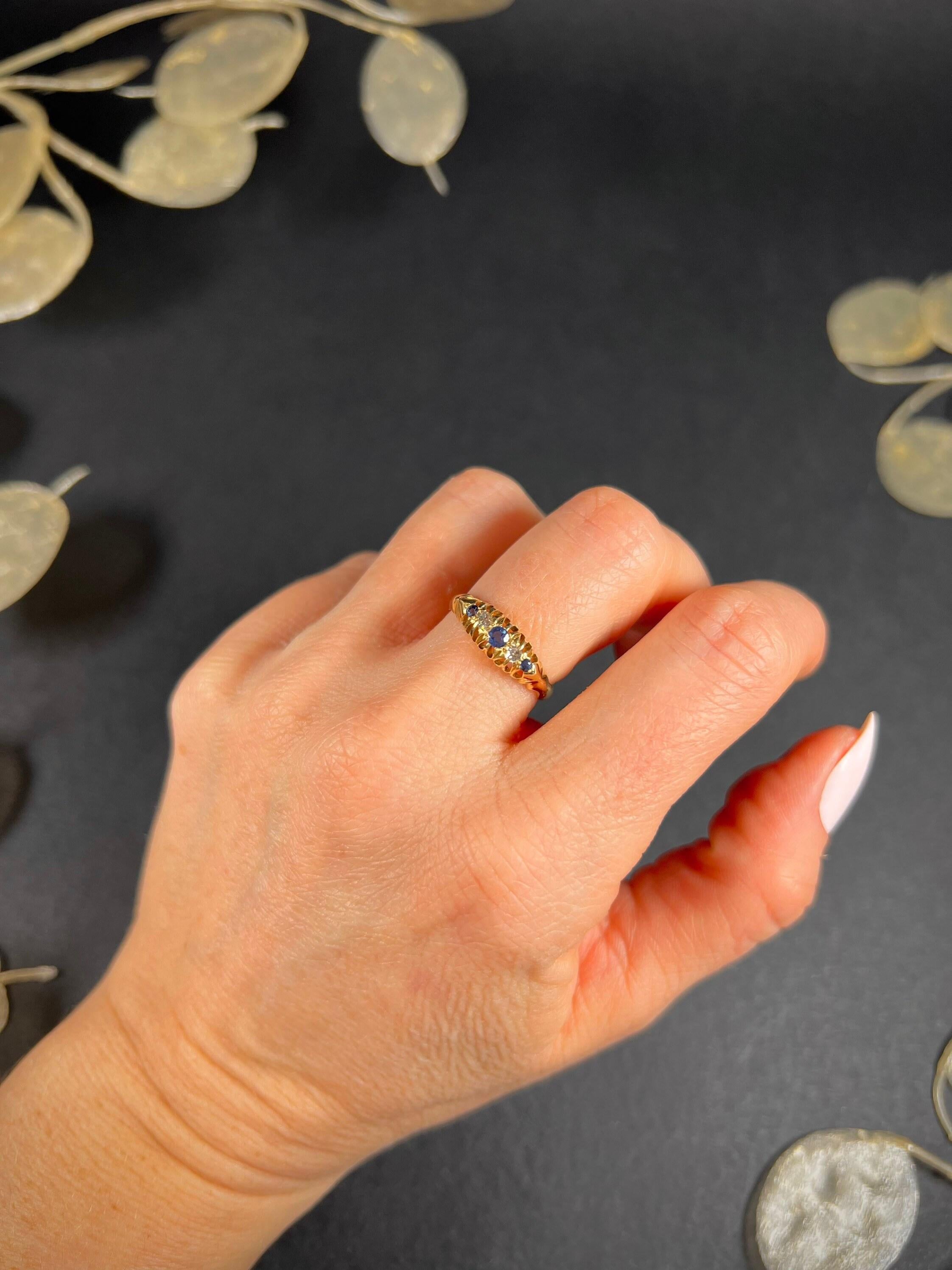 Antiker Ring mit fünf Steinen aus 18 Karat Gold mit Saphiren und Diamanten im Angebot 3