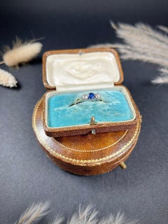 Anello antico a tre pietre con zaffiro e diamante in oro 18ct