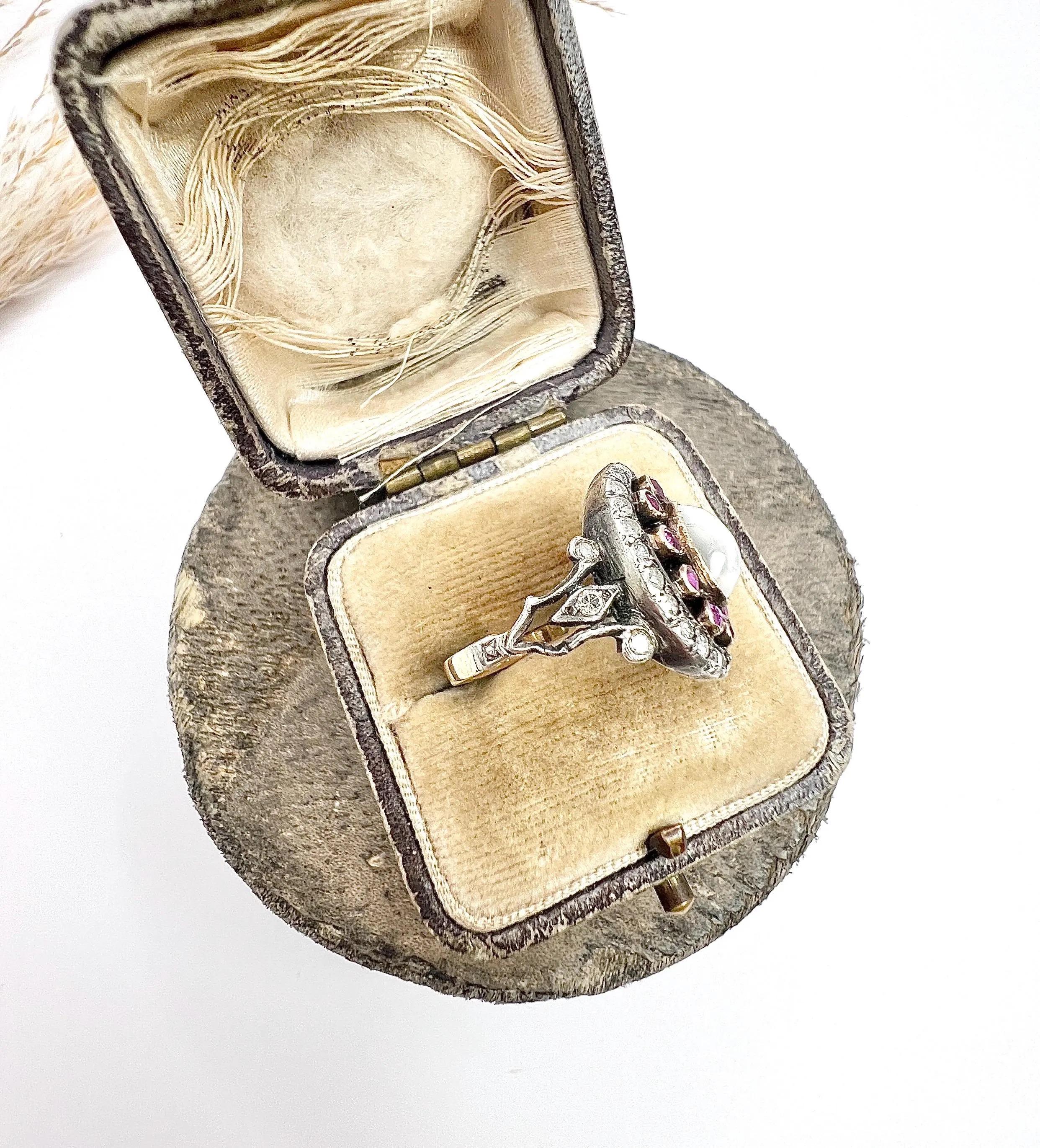 Antique 18ct Gold & Silver, Early Victorian Moonstone, Ruby and Diamond Ring In Good Condition For Sale In Brighton, GB
