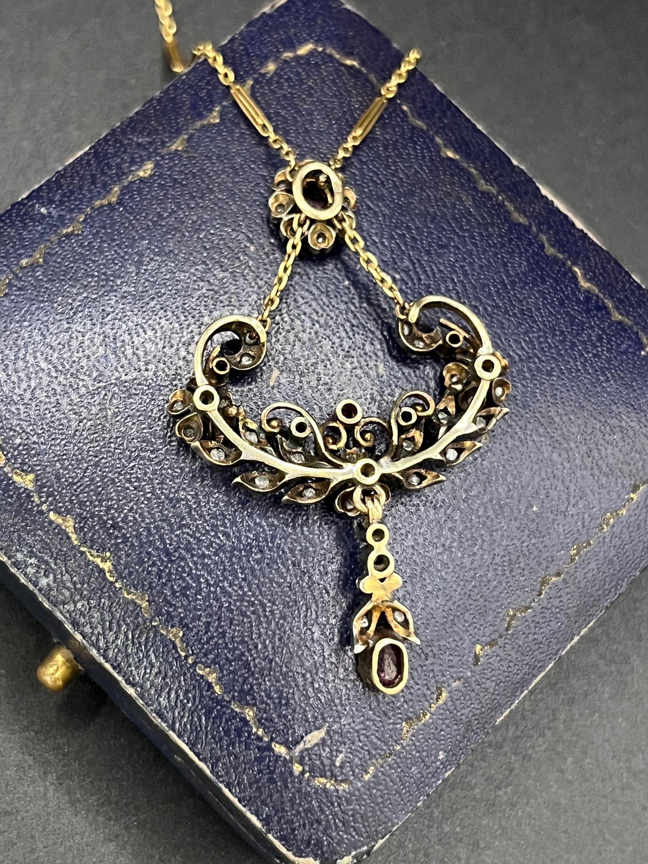 Ciondolo a forma di fiore antico

Oro e argento 18 ct.

Circa 1900

Ciondolo antico realizzato in metalli misti, oro giallo e argento, con un design simmetrico traforato con motivi floreali e fogliacei. La goccia centrale è incastonata con un rubino