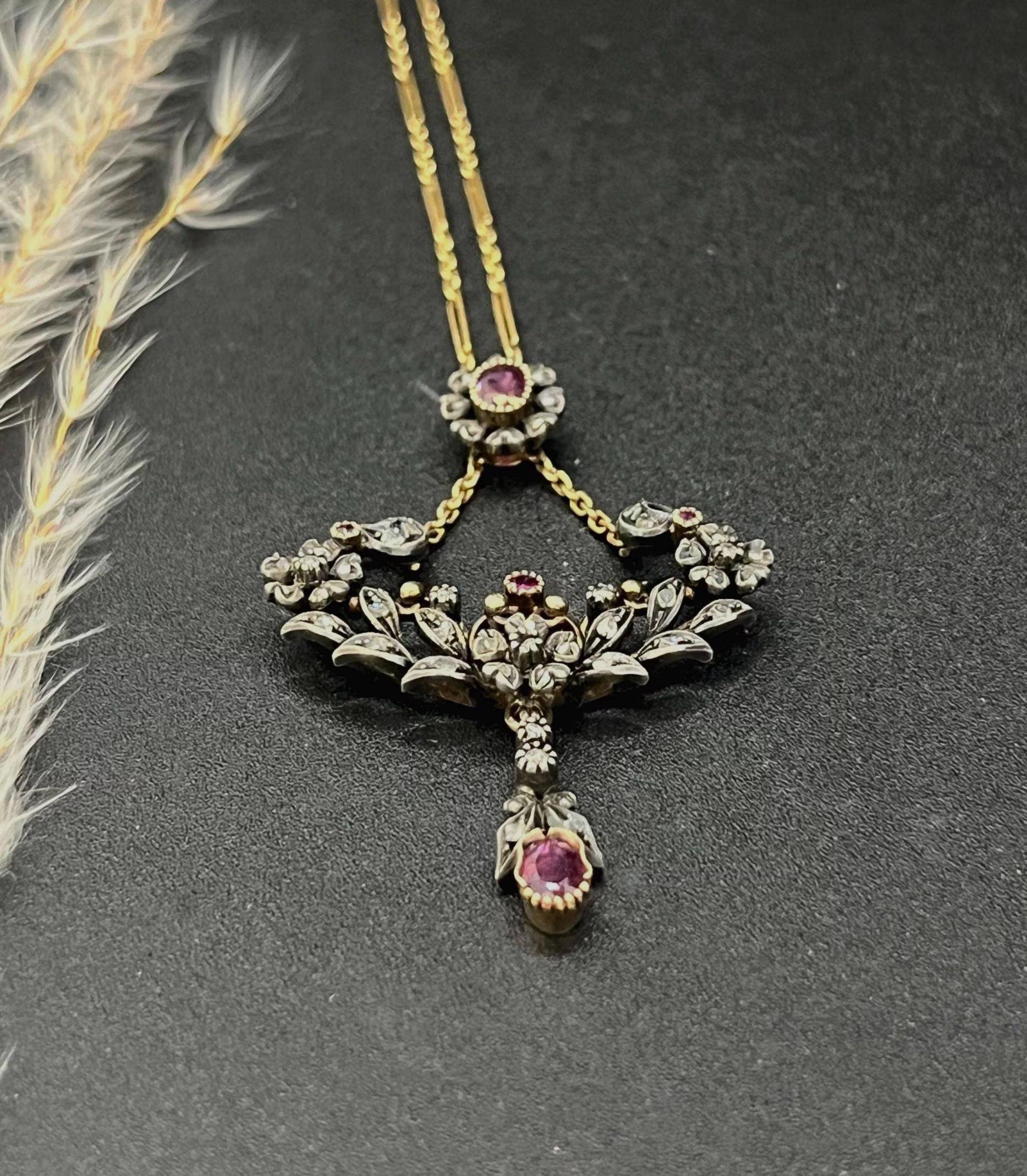 Taglio misto Antico pendente floreale vittoriano in oro e argento 18ct con diamanti e rubini, CIRCA 1900 in vendita