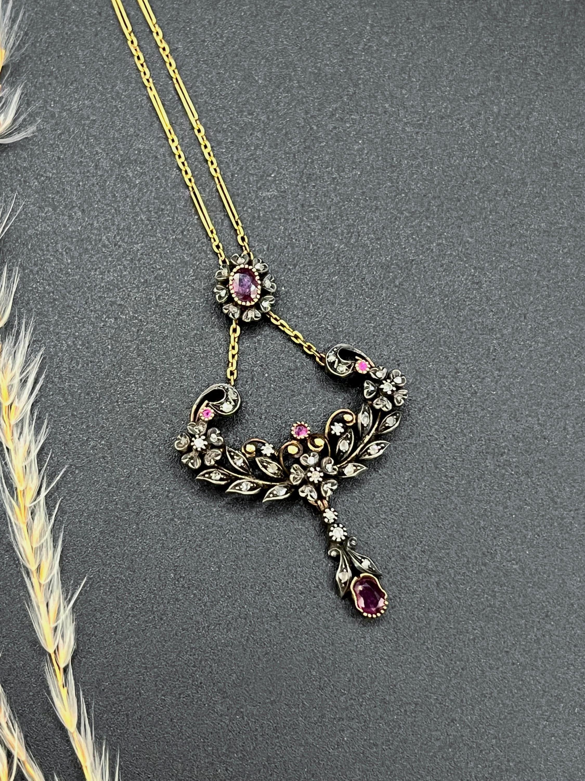 Antico pendente floreale vittoriano in oro e argento 18ct con diamanti e rubini, CIRCA 1900 In condizioni buone in vendita a Brighton, GB
