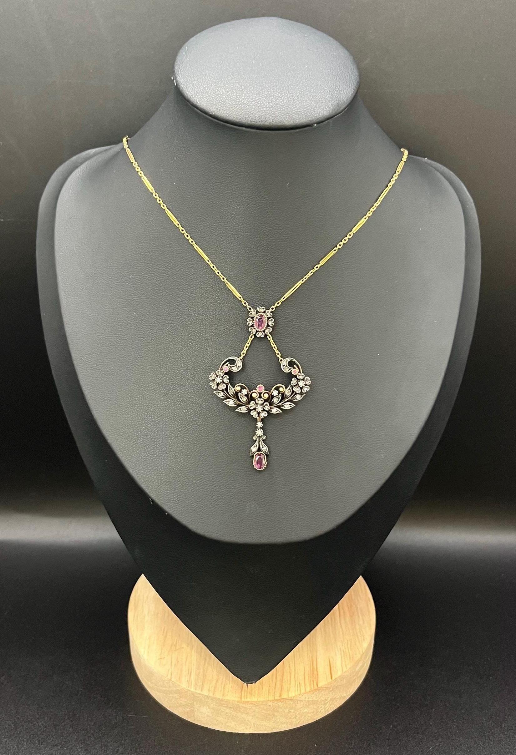 Antico pendente floreale vittoriano in oro e argento 18ct con diamanti e rubini, CIRCA 1900 in vendita 1