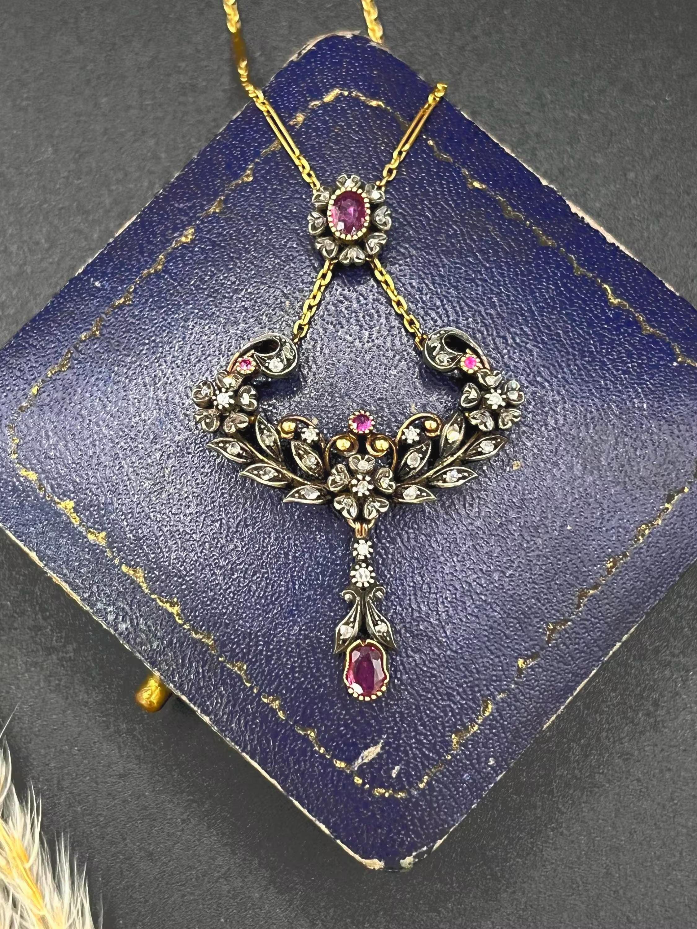 Antico pendente floreale vittoriano in oro e argento 18ct con diamanti e rubini, CIRCA 1900 in vendita 3