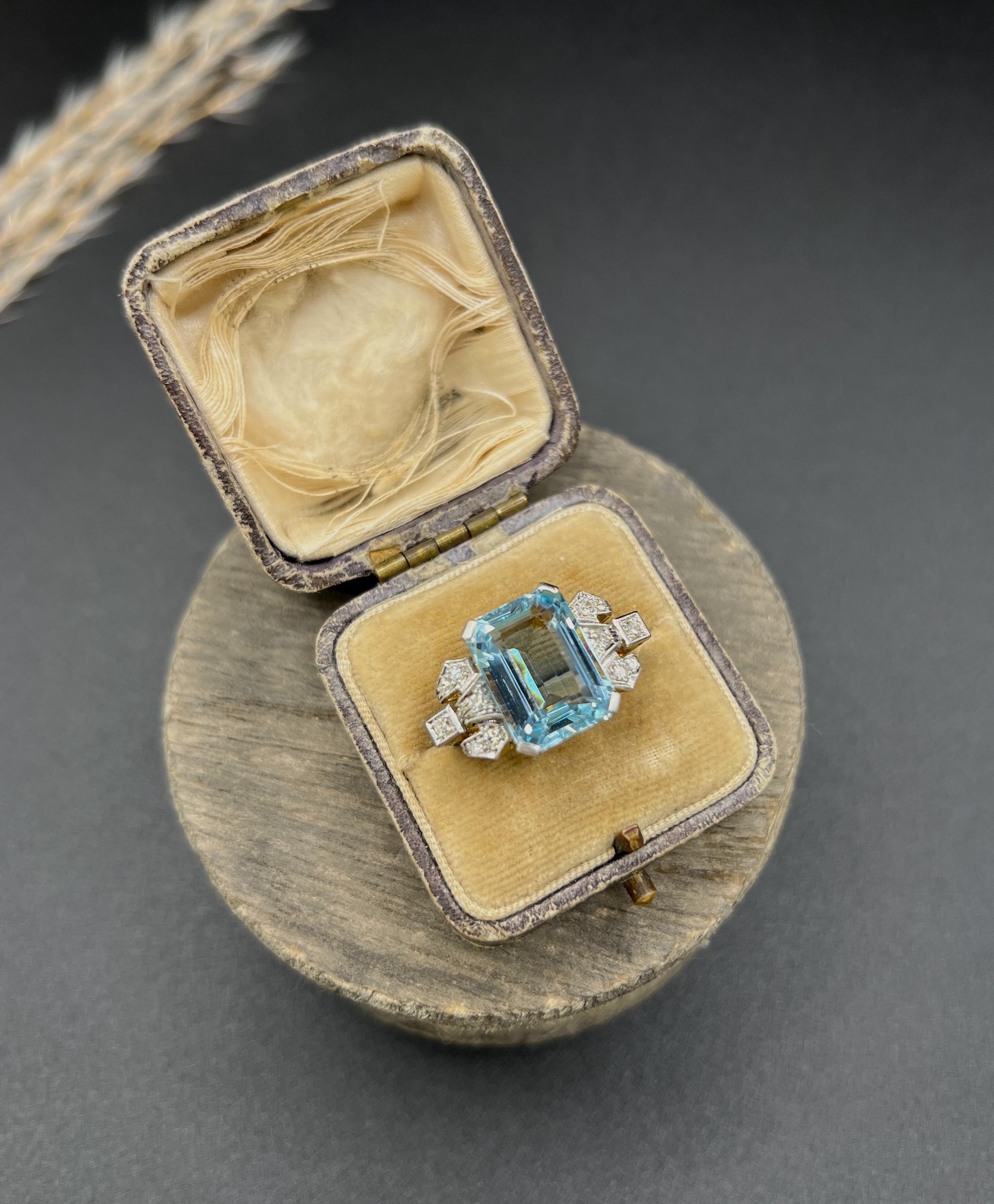 Bague cocktail ancienne en or 18ct estampillée, aigue-marine taille émeraude et diamant des années 1920 en vente 5