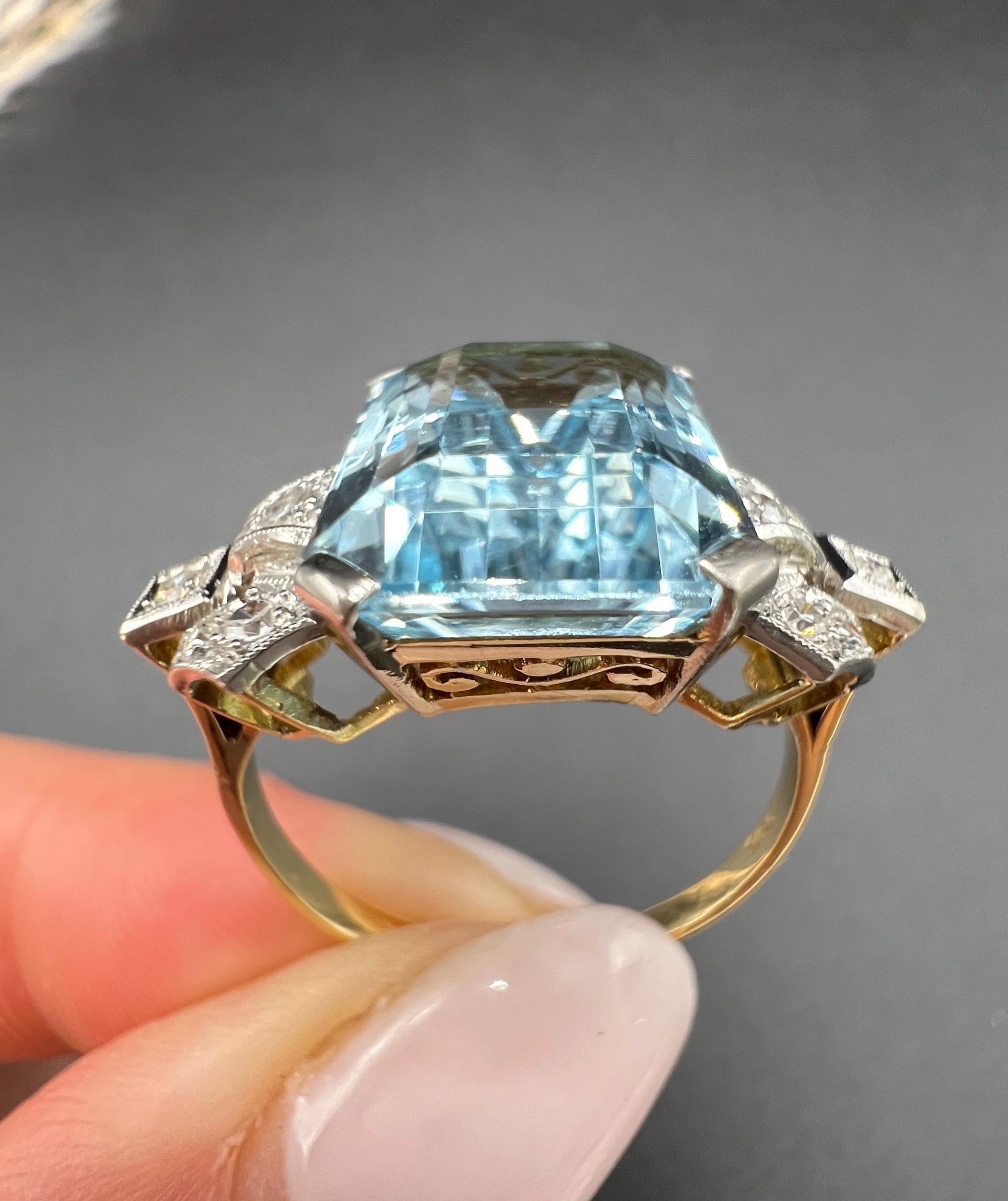 Bague cocktail aigue-marine vintage 

Or 18ct estampillé

Circa 1920s

Remontez le temps avec cette fabuleuse bague de cocktail des années 1920, véritable témoignage de l'élégance de l'époque. Au cœur de cette pièce exquise se trouve une pierre