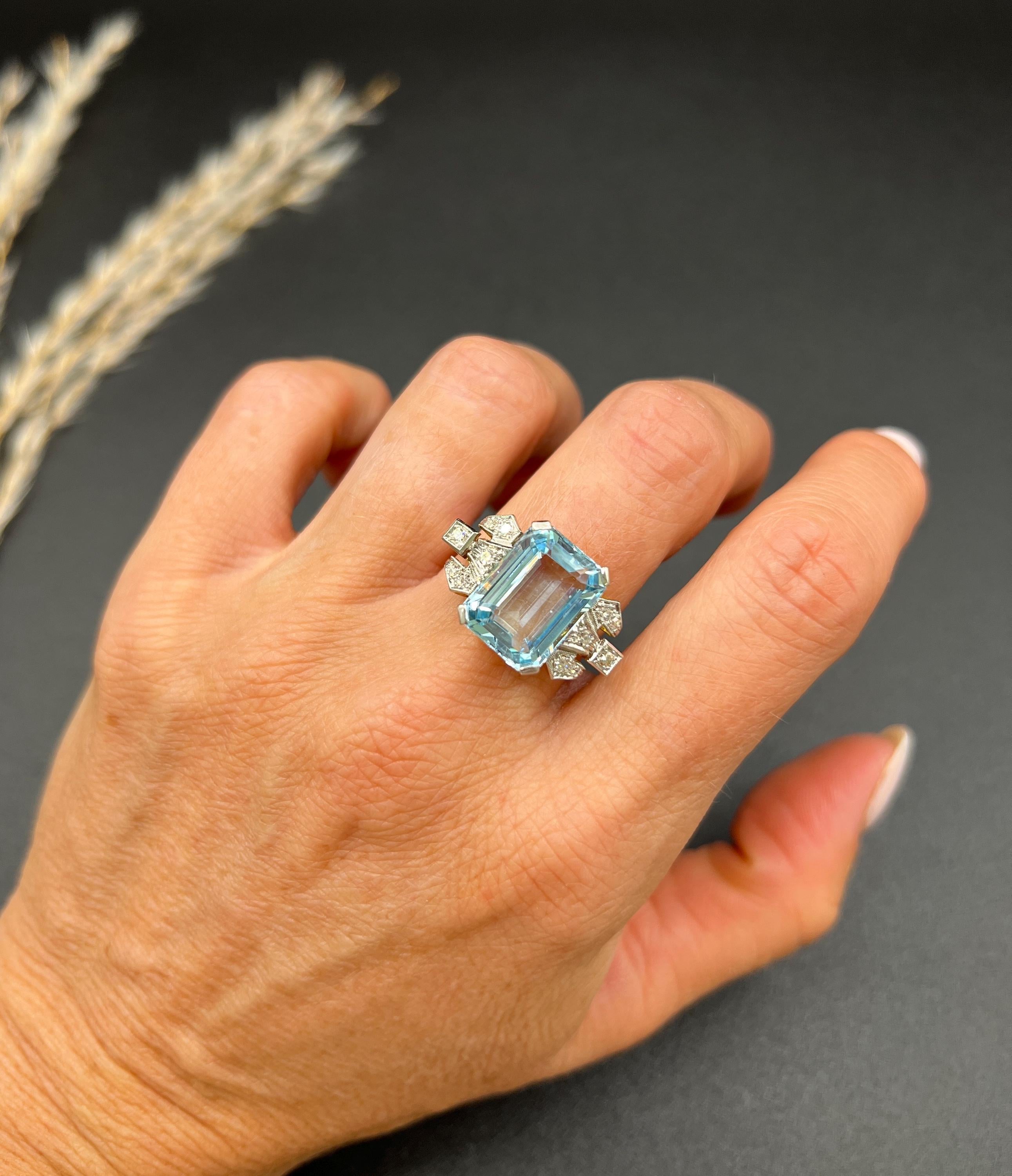 Bague cocktail ancienne en or 18ct estampillée, aigue-marine taille émeraude et diamant des années 1920 en vente 2