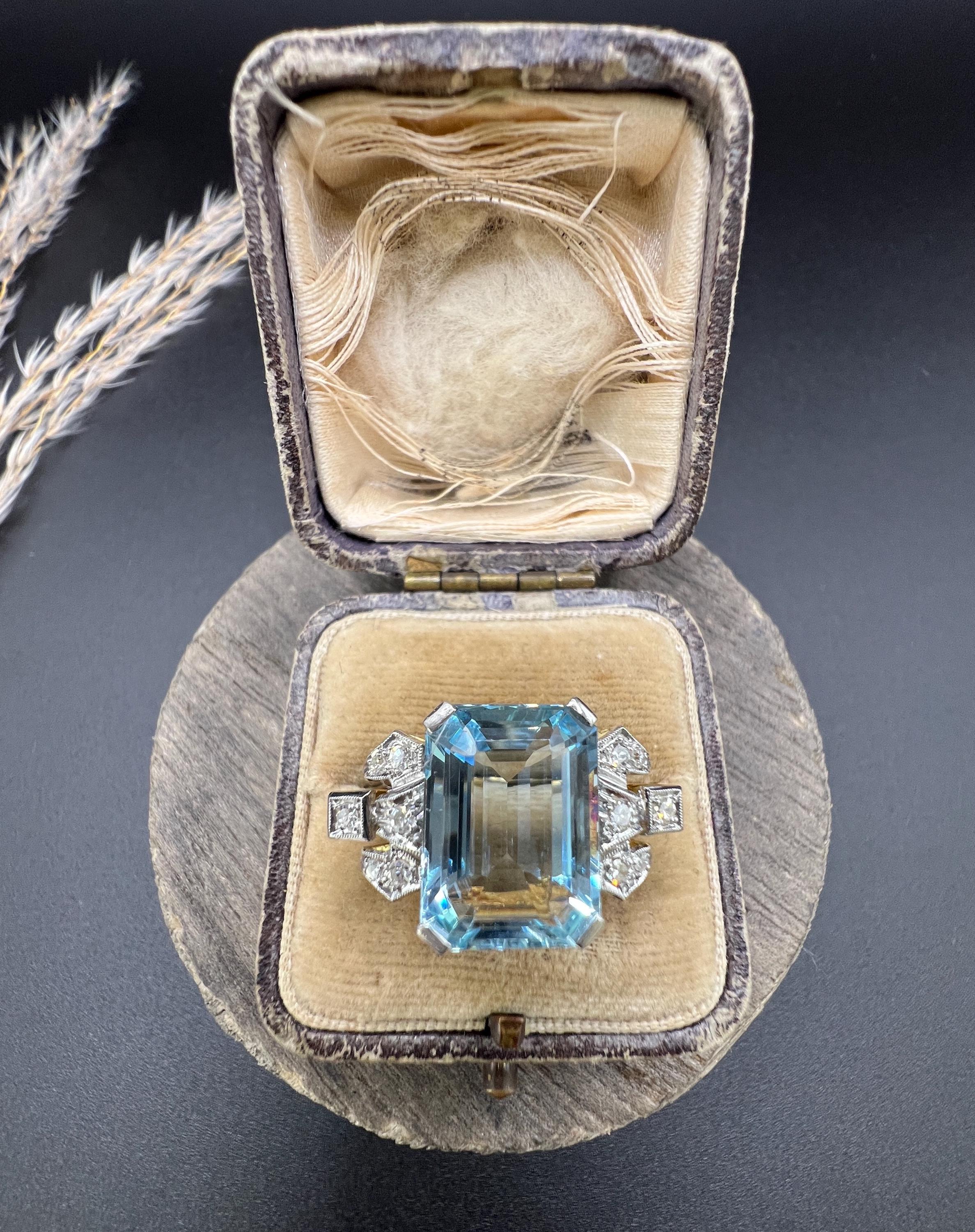 Bague cocktail ancienne en or 18ct estampillée, aigue-marine taille émeraude et diamant des années 1920 en vente 4