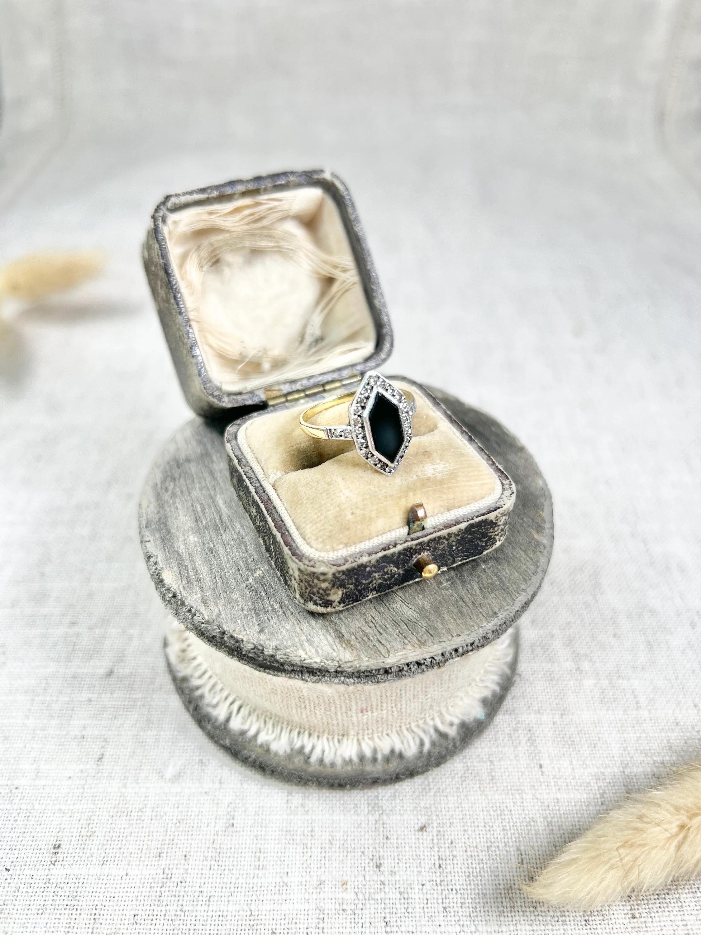 Antique 18ct Gold Stamped, 1920’s Onyx & Diamond Marquise Ring In Good Condition For Sale In Brighton, GB
