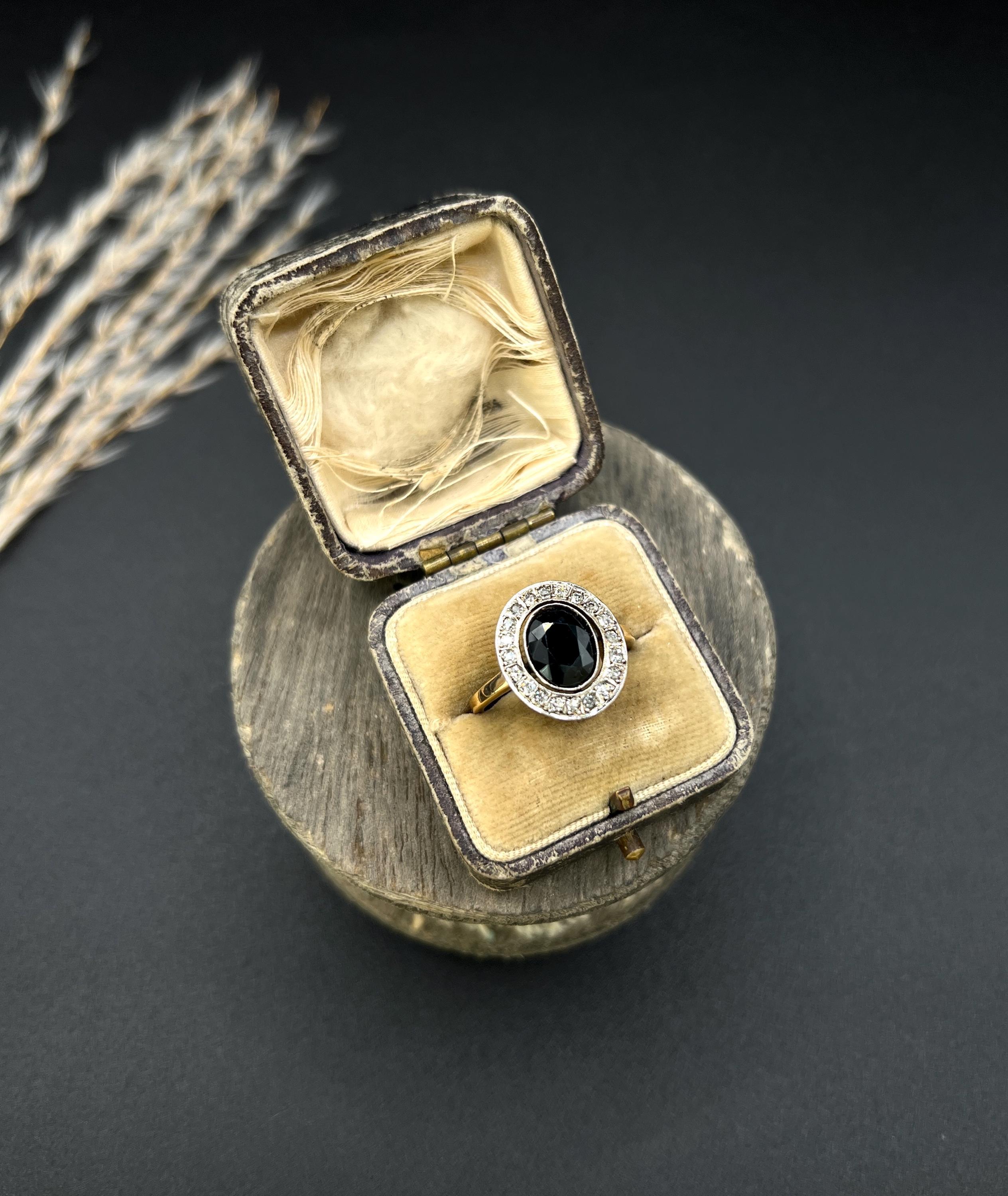 Antique 18ct Gold Stamped, 1920s Sapphire & Diamond Oval Halo Cluster Ring In Good Condition For Sale In Brighton, GB