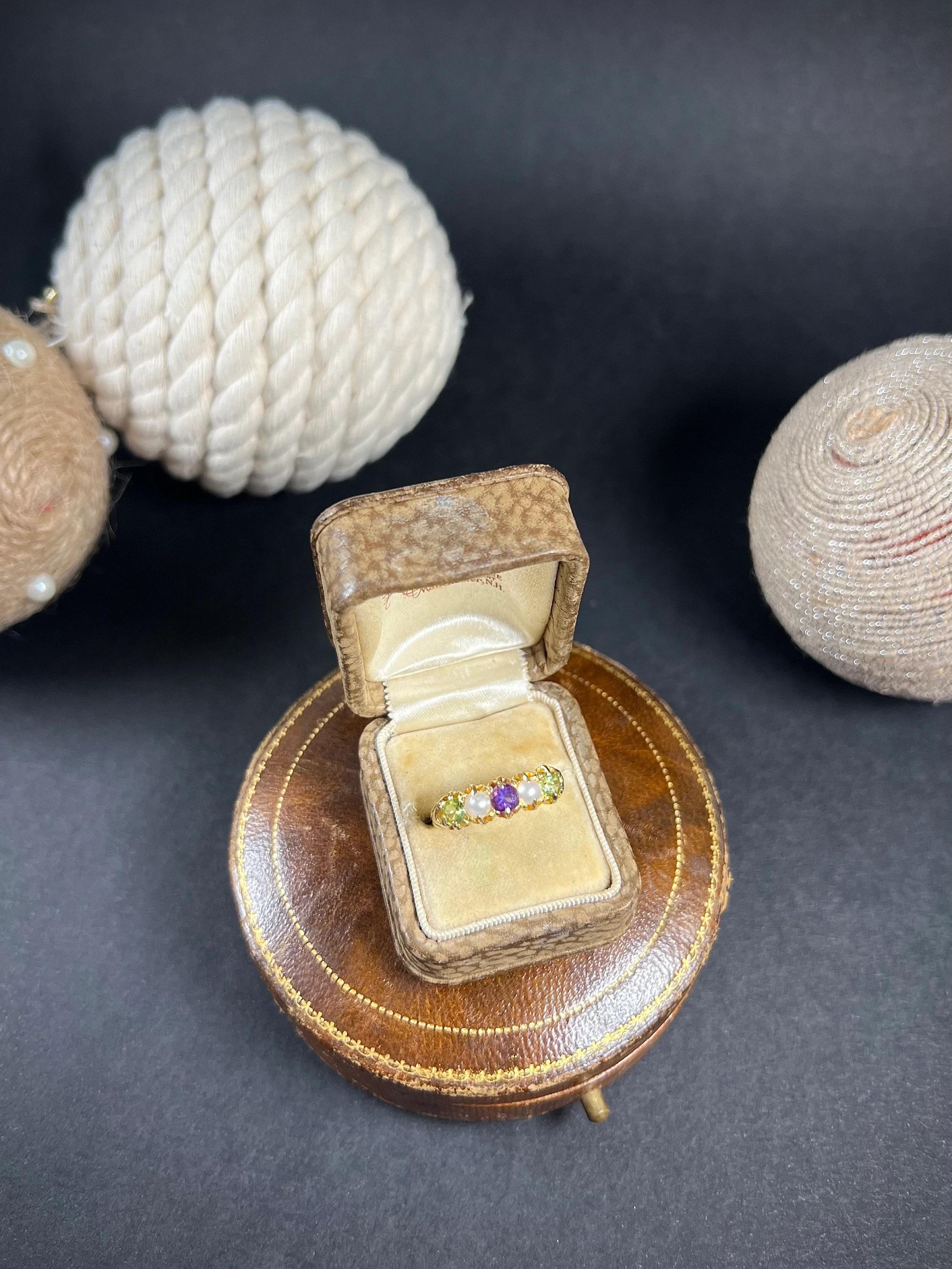 Antiker Suffragette-Ring aus 18 Karat Gold, gestempelt, edwardianisch, Amethyst, Perle und Peridot im Angebot 2