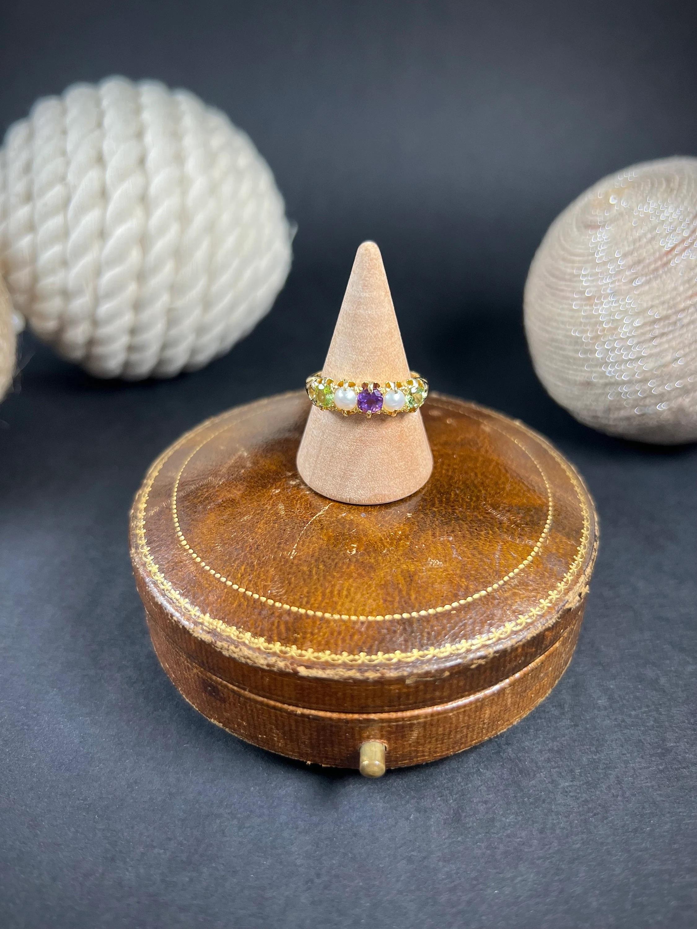 Antiker Suffragette-Ring aus 18 Karat Gold, gestempelt, edwardianisch, Amethyst, Perle und Peridot im Angebot 3