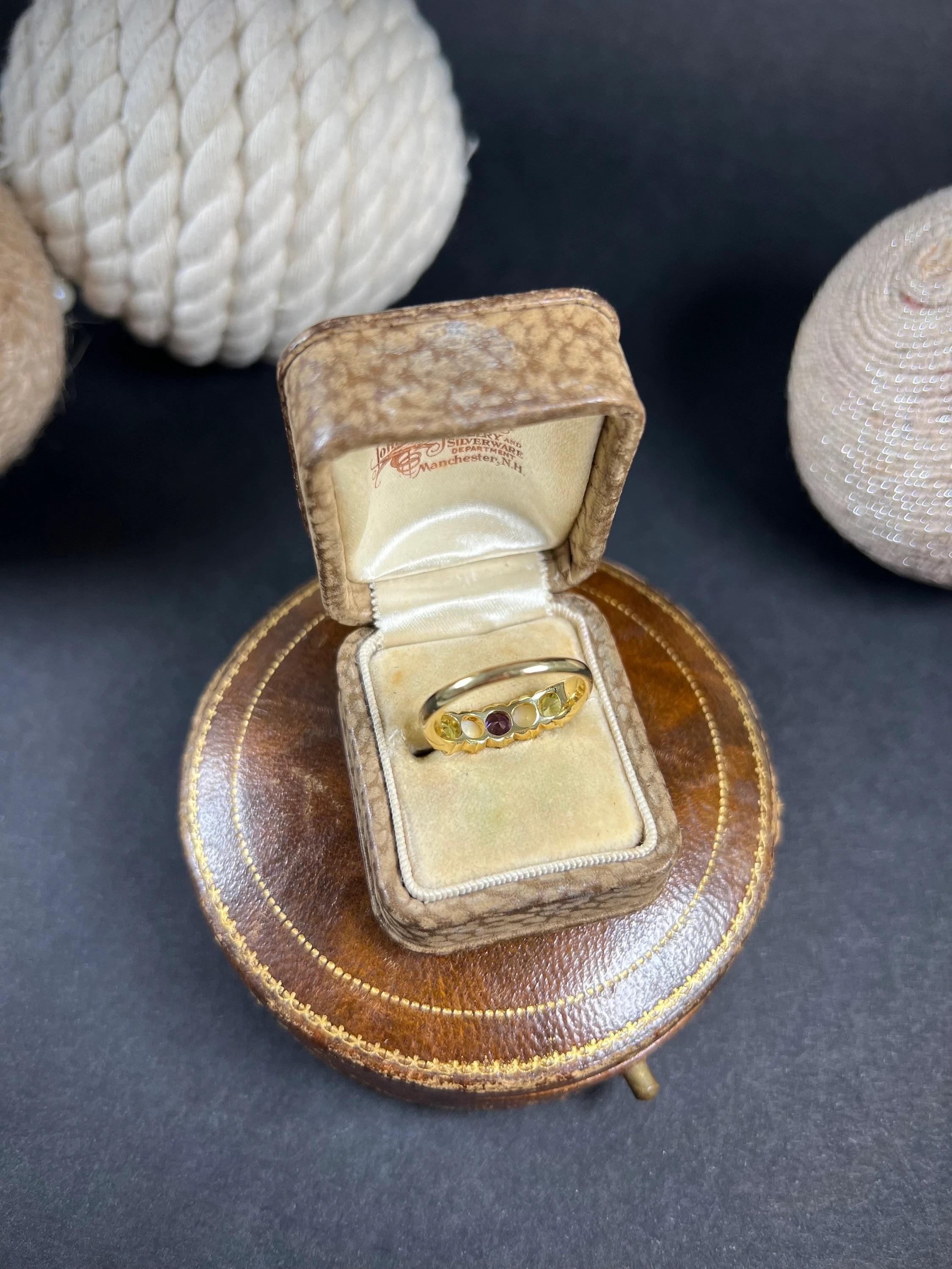 Antiker Suffragette-Ring aus 18 Karat Gold, gestempelt, edwardianisch, Amethyst, Perle und Peridot (Rundschliff) im Angebot