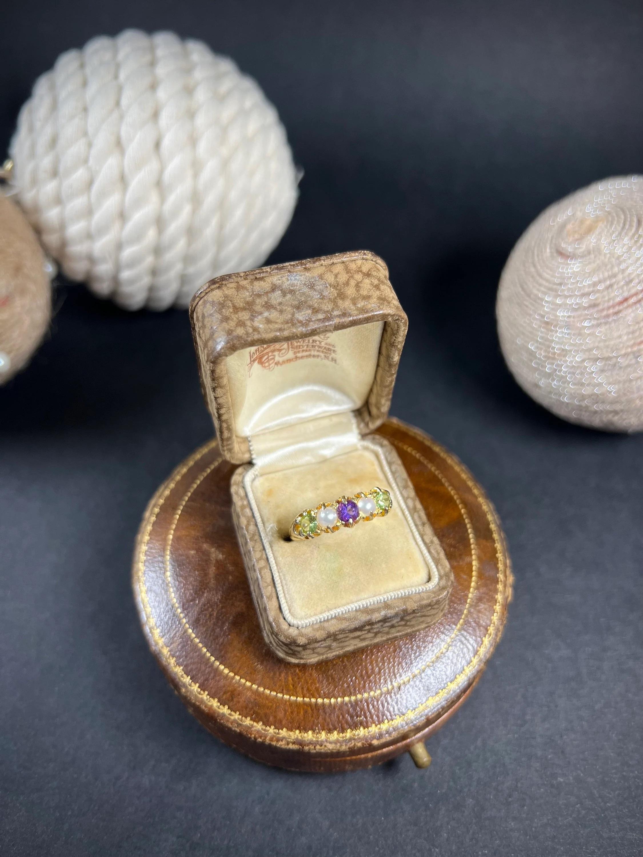 Antiker Suffragette-Ring aus 18 Karat Gold, gestempelt, edwardianisch, Amethyst, Perle und Peridot im Angebot 1