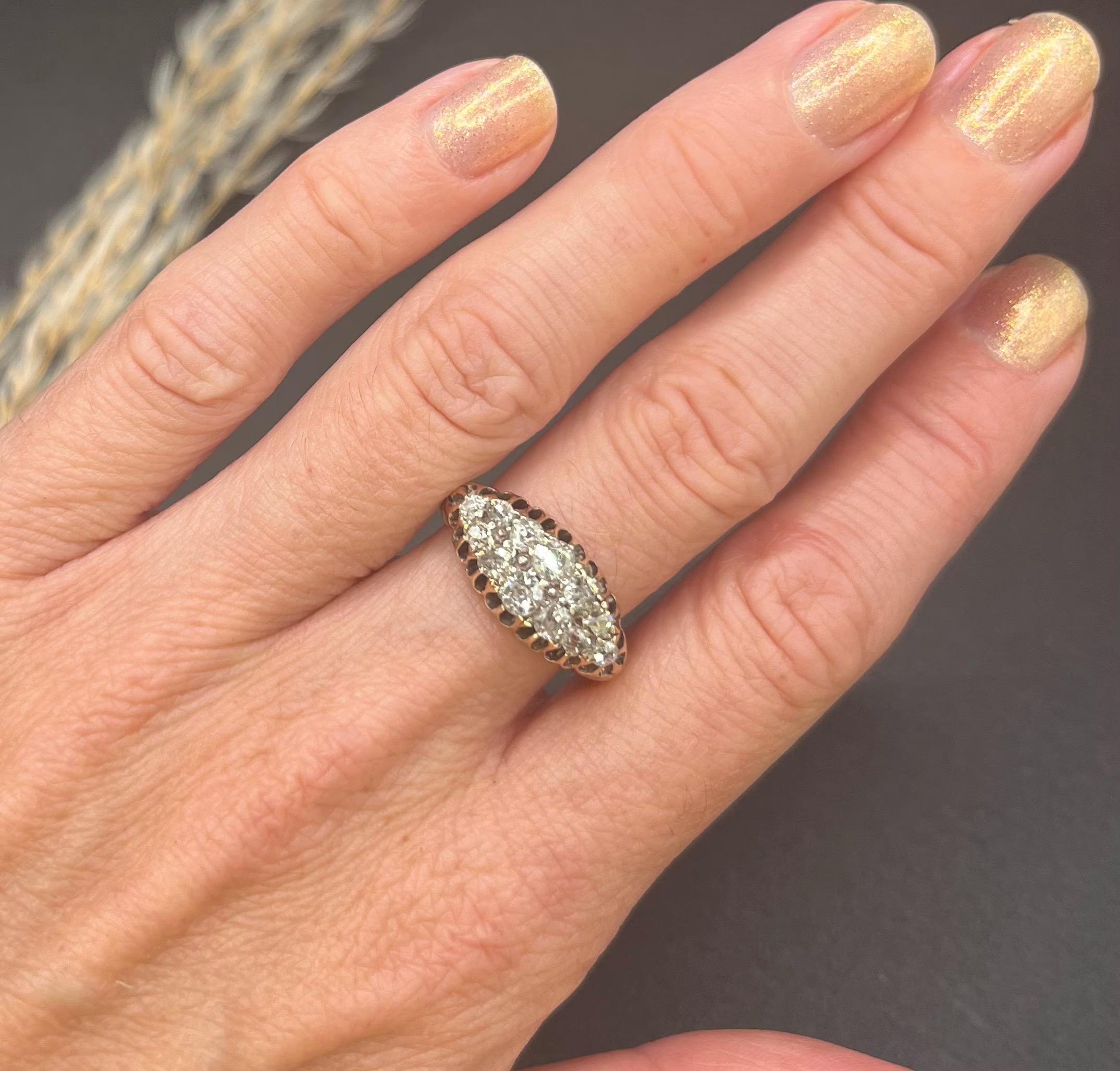 Antiguo anillo victoriano de diamantes en forma de barco, estampado en oro de 18 ct, circa 1880 Victoriano en venta