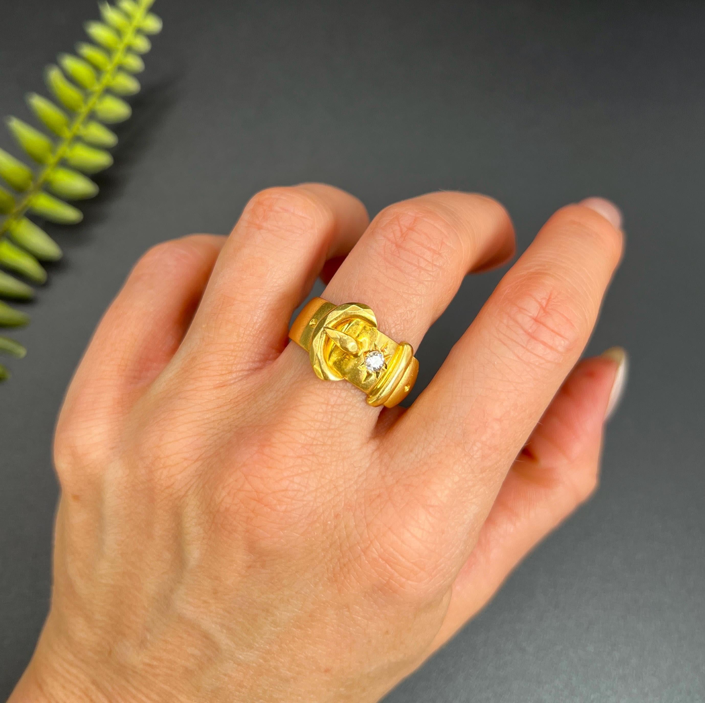 Antique 18ct Gold, Star Set Diamond Buckle/Belt Ring, Hallmarked London 1915 In Good Condition For Sale In Brighton, GB