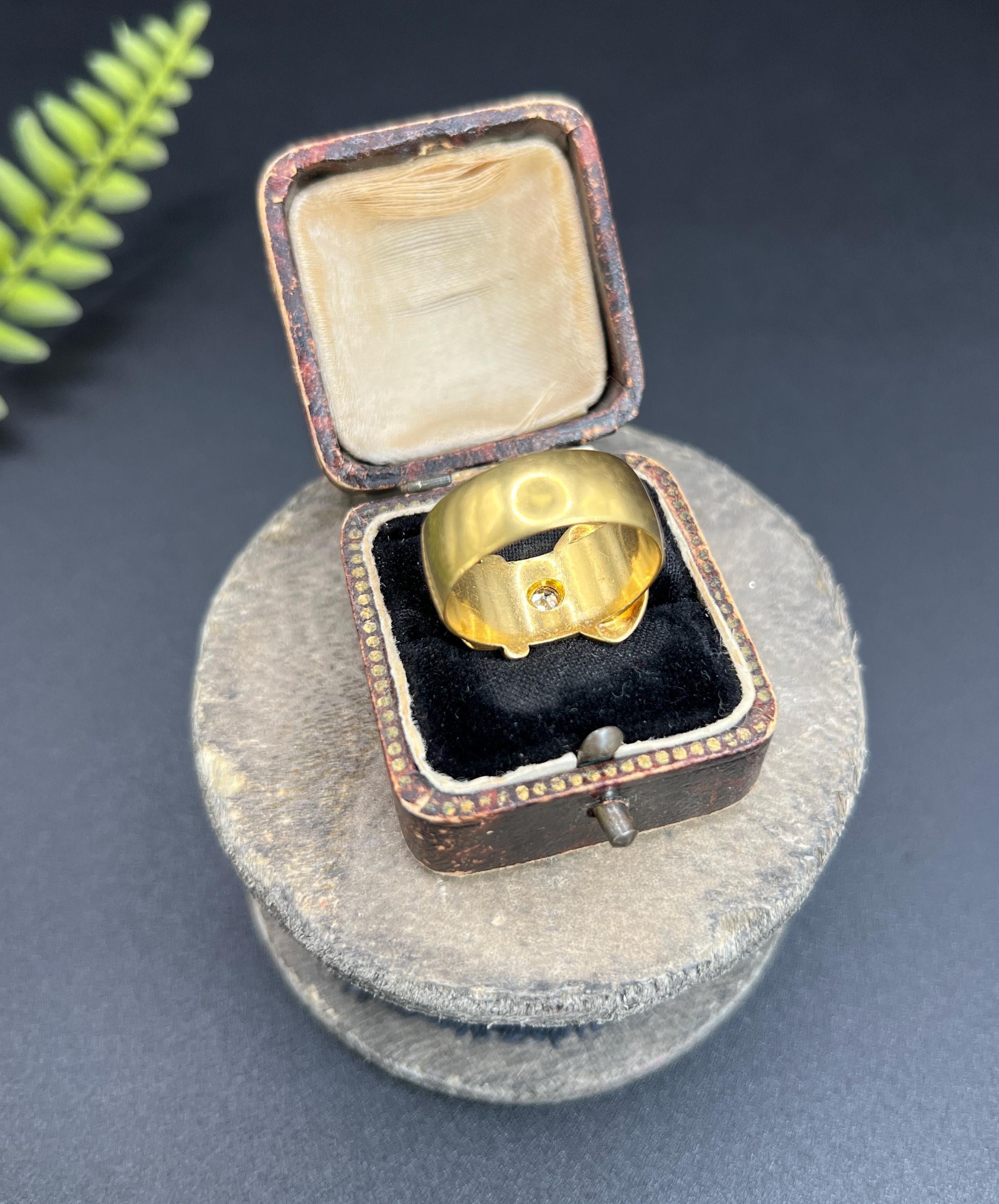 Women's or Men's Antique 18ct Gold, Star Set Diamond Buckle/Belt Ring, Hallmarked London 1915 For Sale