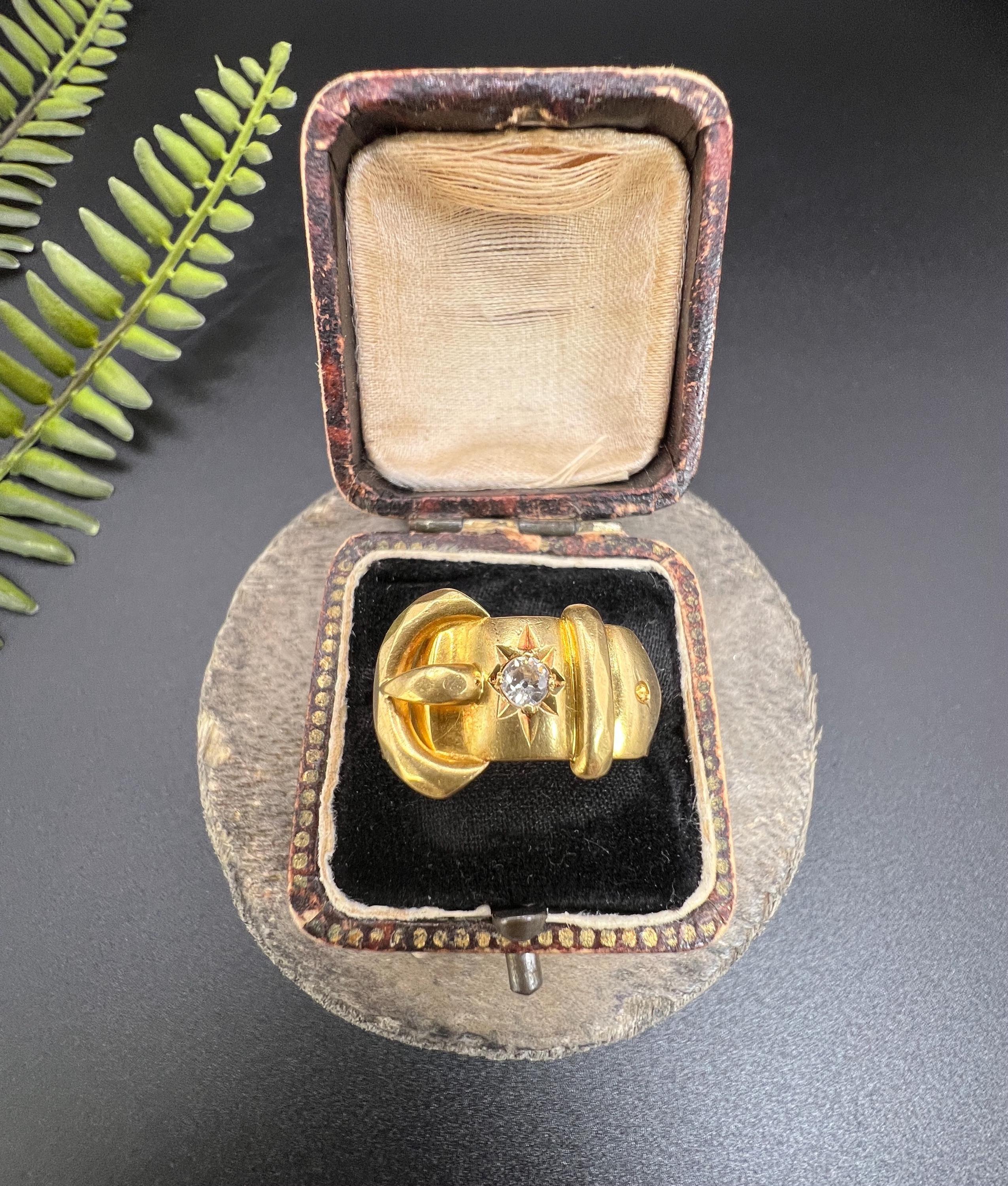 Antique 18ct Gold, Star Set Diamond Buckle/Belt Ring, Hallmarked London 1915 For Sale 2