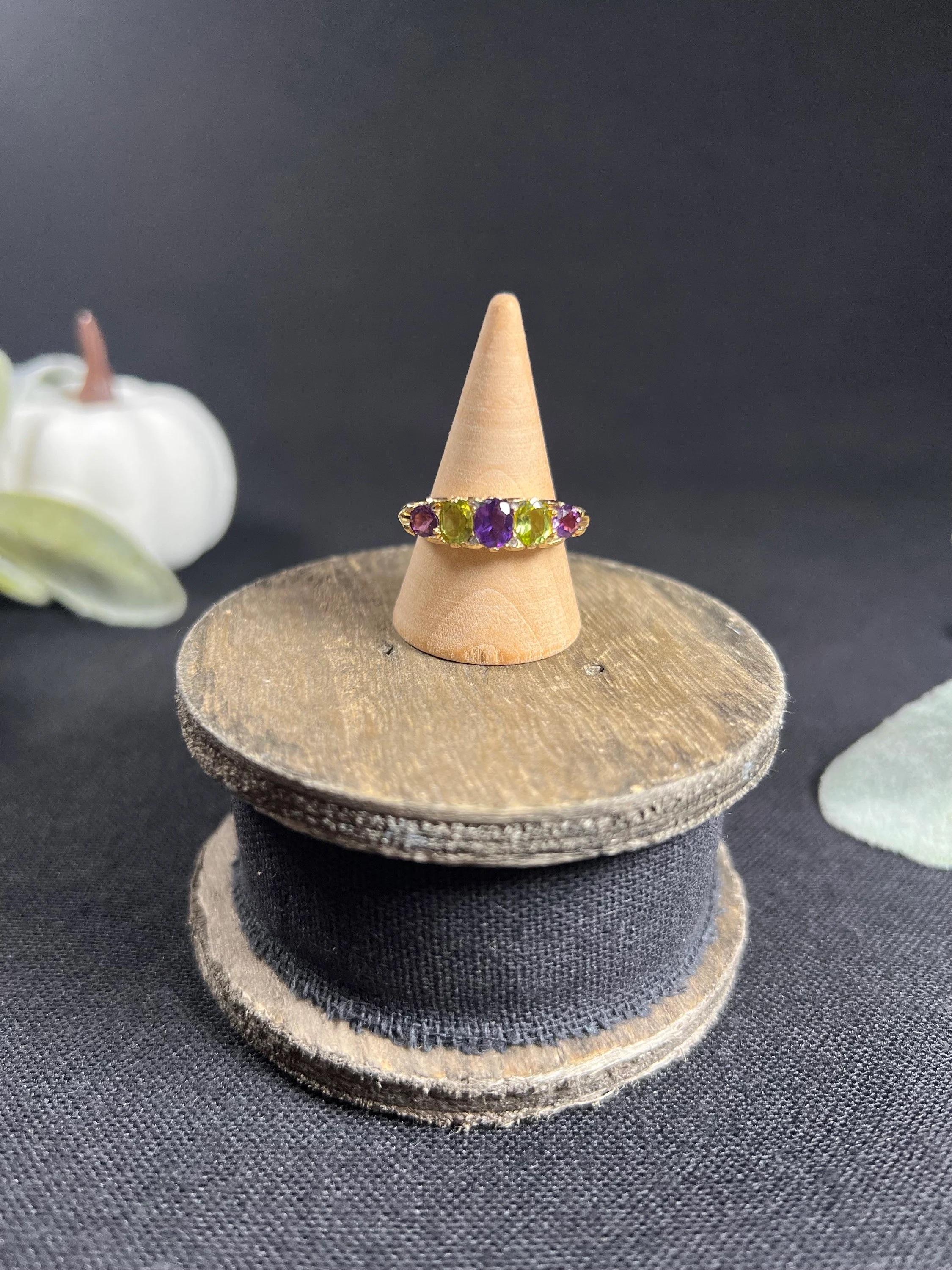 Antiker geschnitzter Ring aus 18 Karat Gold Suffragette Amethyst, Peridot und Diamant im Angebot 1