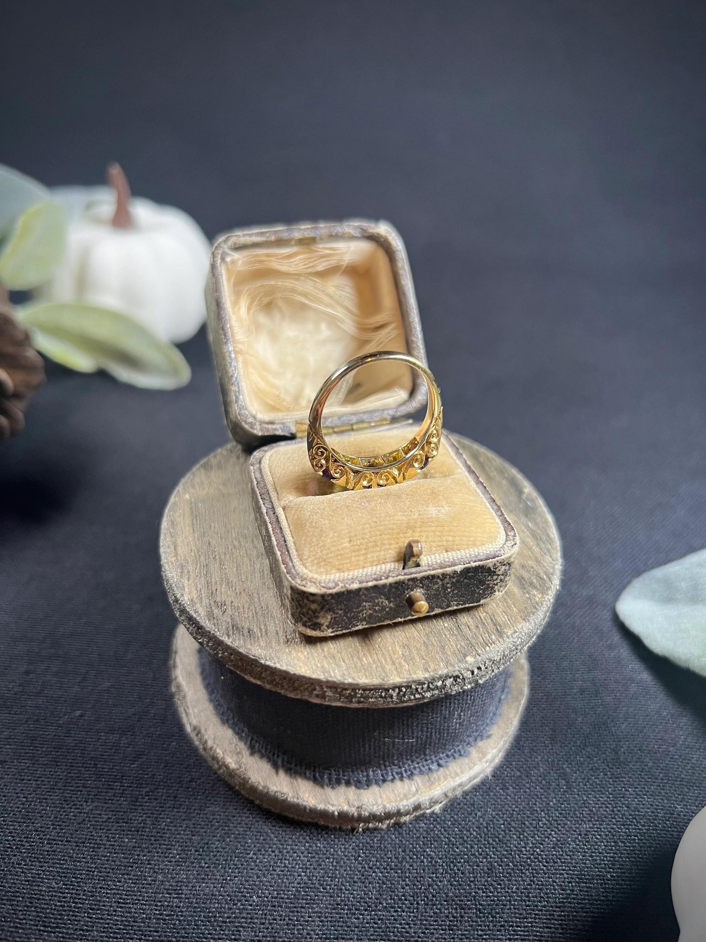 Antiker geschnitzter Ring aus 18 Karat Gold Suffragette Amethyst, Peridot und Diamant im Angebot 2