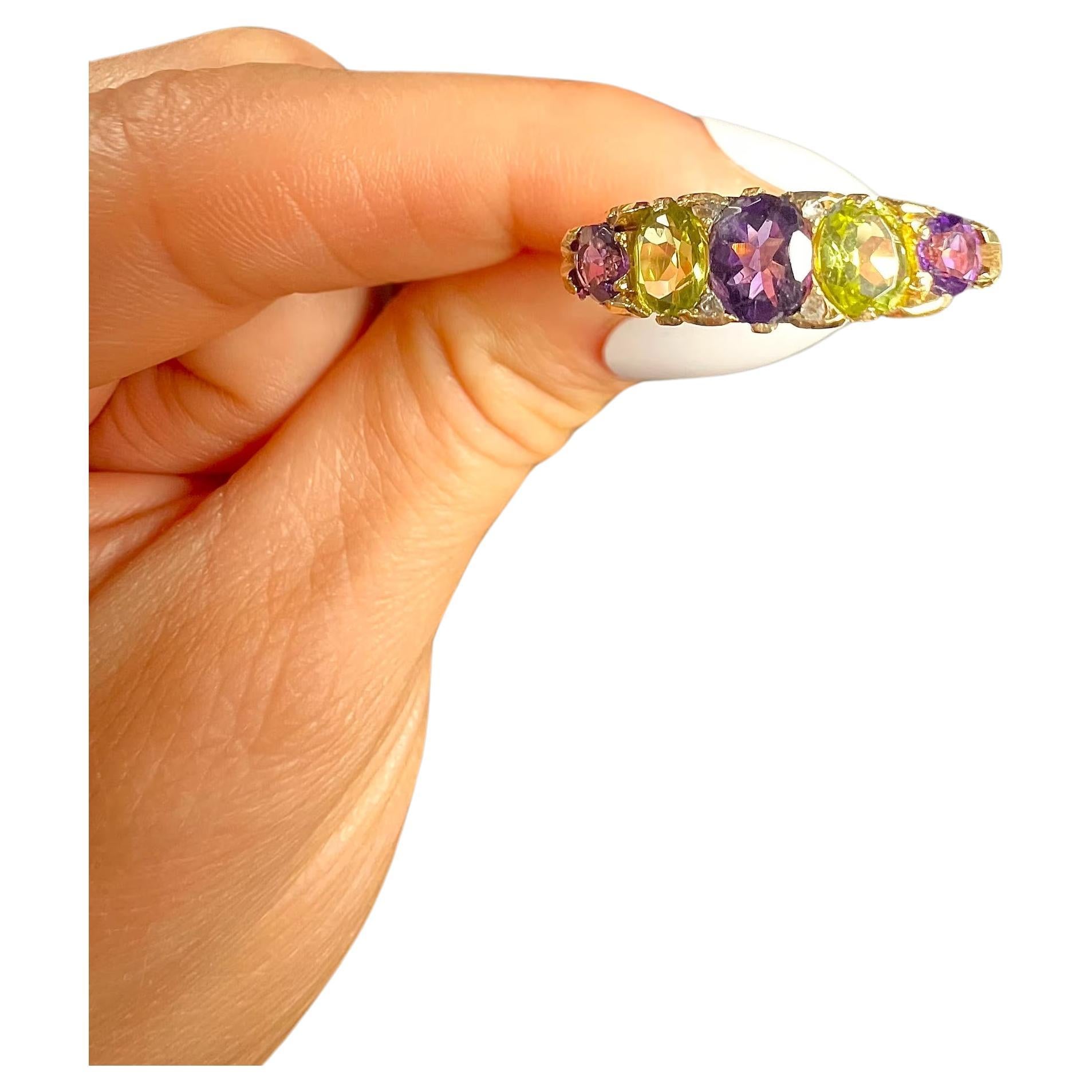 Antiker geschnitzter Ring aus 18 Karat Gold Suffragette Amethyst, Peridot und Diamant im Angebot