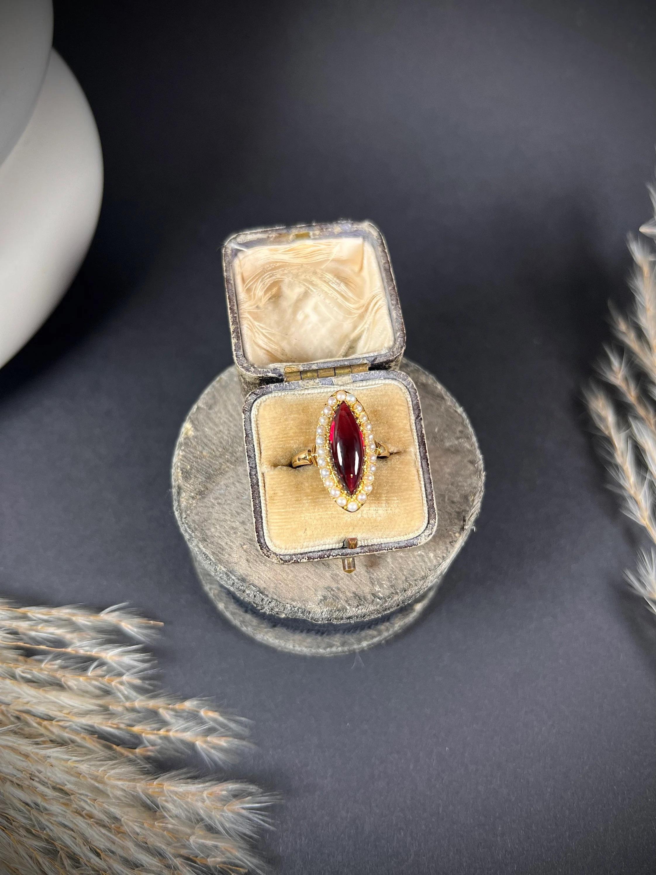Victorien Bague marquise victorienne ancienne en or 18 carats, grenat cabochon et perles naturelles en vente