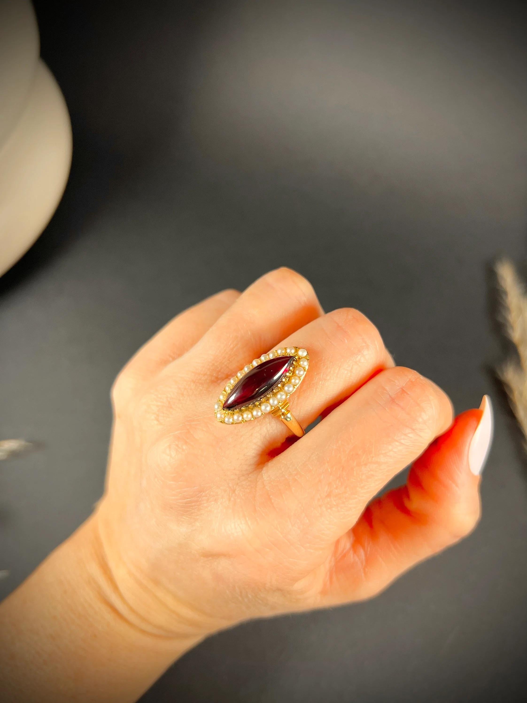 Bague marquise victorienne ancienne en or 18 carats, grenat cabochon et perles naturelles Unisexe en vente