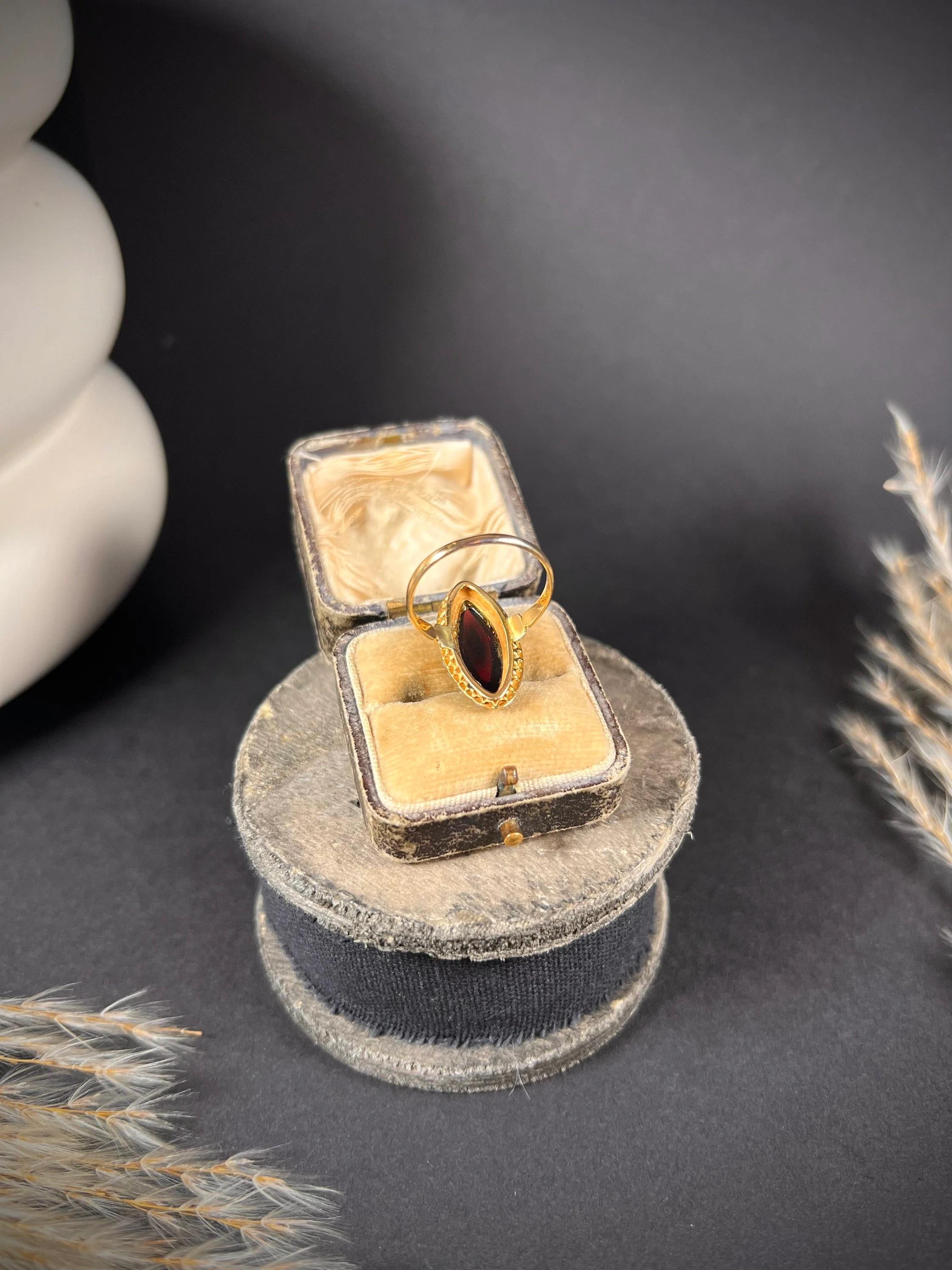 Bague marquise victorienne ancienne en or 18 carats, grenat cabochon et perles naturelles en vente 2