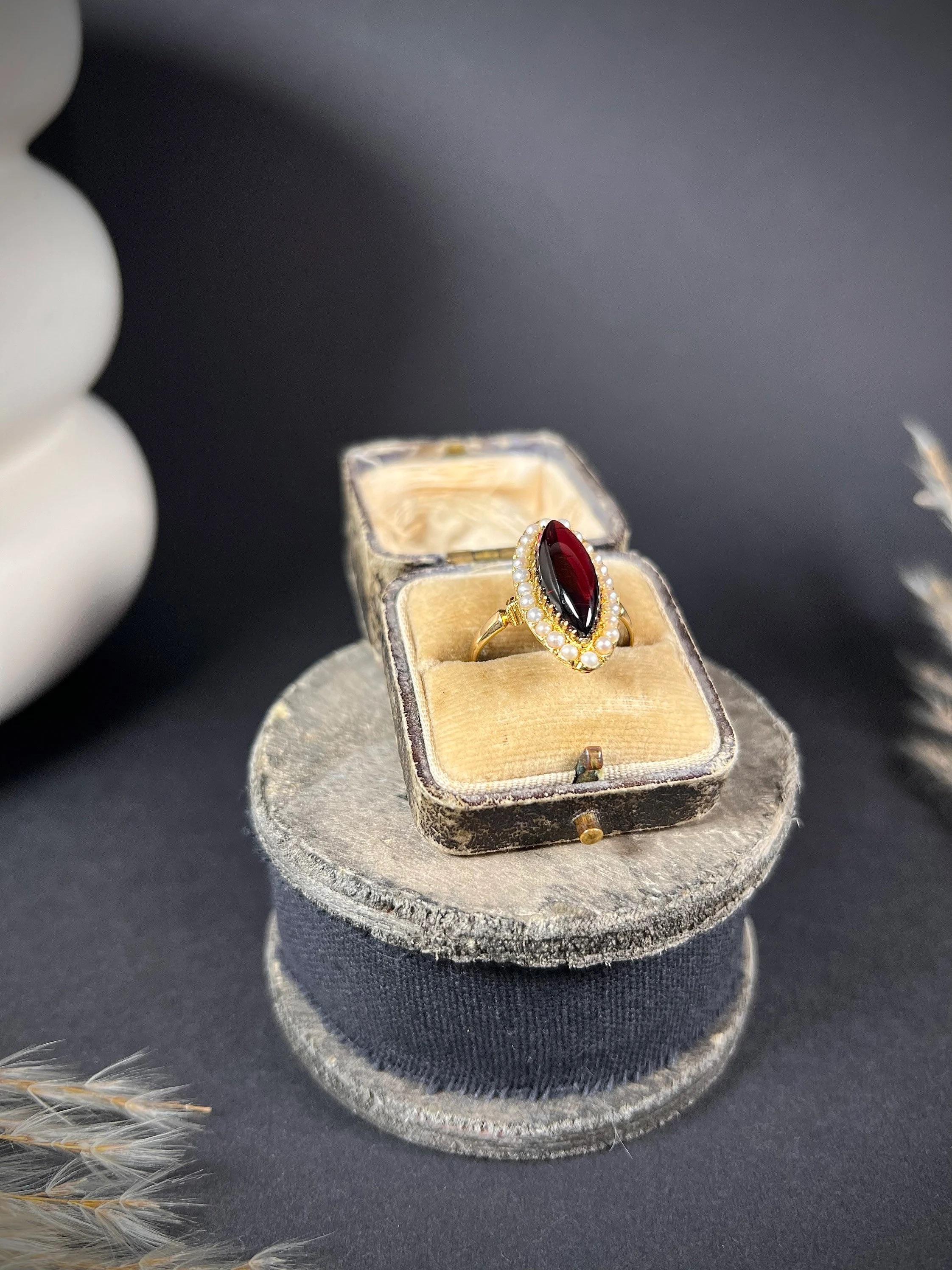 Bague marquise victorienne ancienne en or 18 carats, grenat cabochon et perles naturelles en vente 3